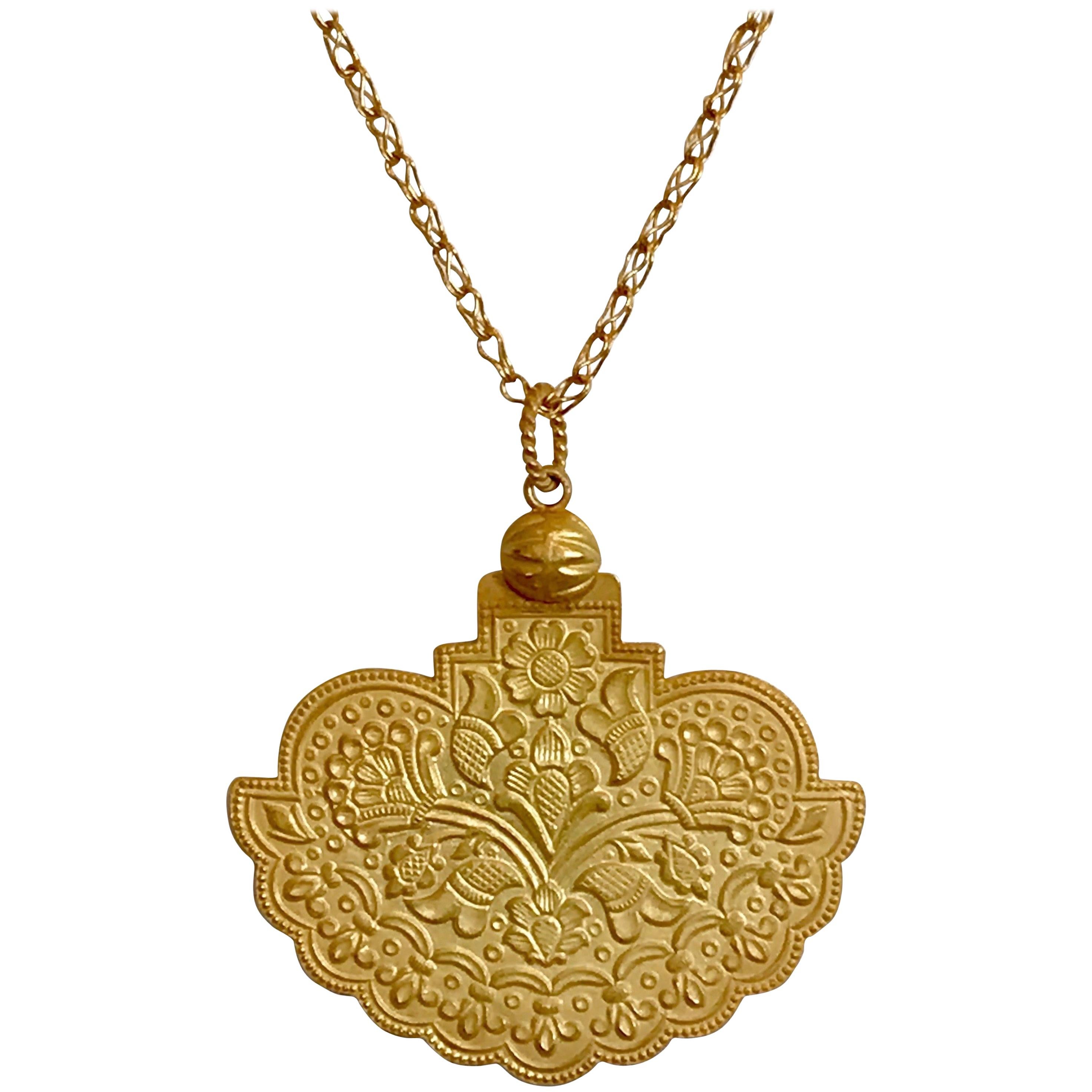 18 Karat Yellow Gold Satin Finish Pendant Chain Necklace