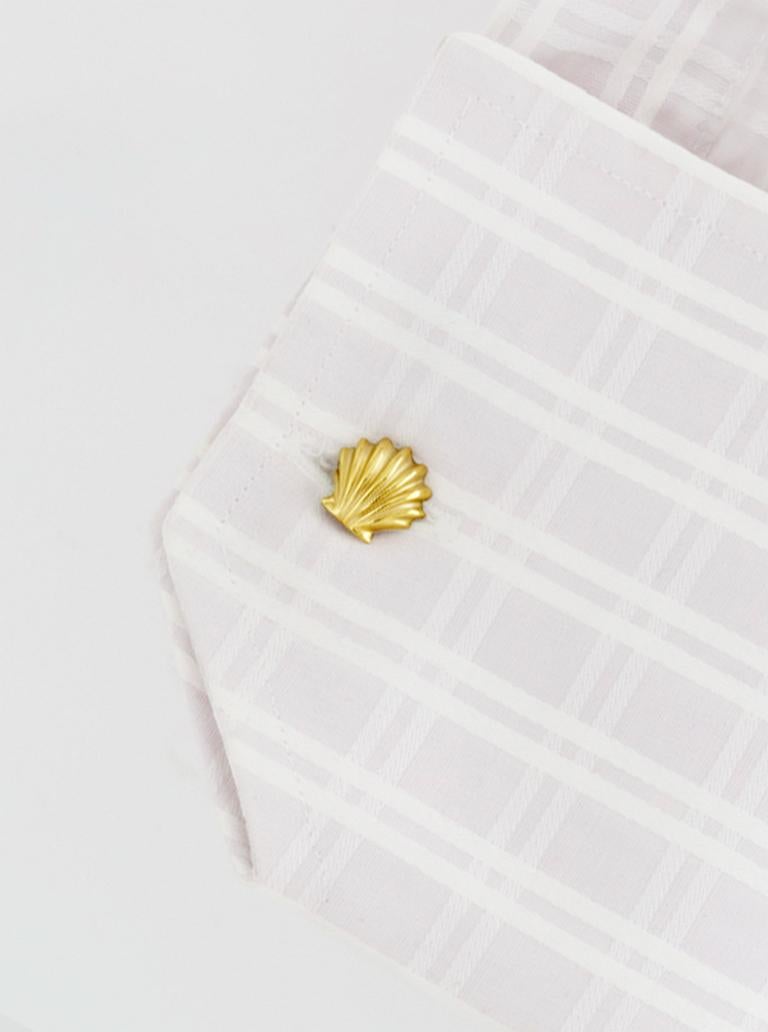 Contemporary 18 Karat Yellow Gold Scallop Shell Cufflinks by John Landrum Bryant