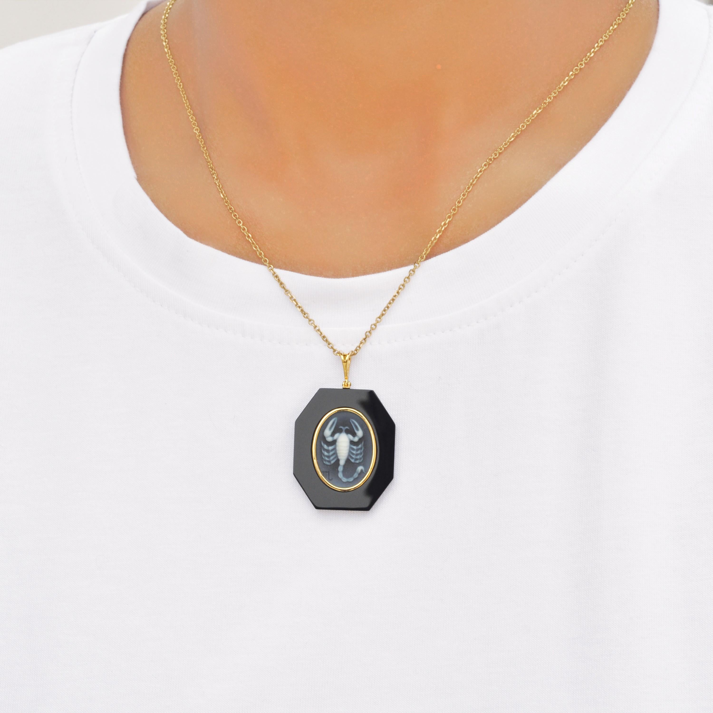 Collier pendentif en or jaune 18 carats agate camée onyx noir du zodiac Scorpion. 

Ce pendentif exquis présente une combinaison étonnante de design contemporain et d'élégance intemporelle. Réalisée en or 18 carats, cette pièce présente une boucle