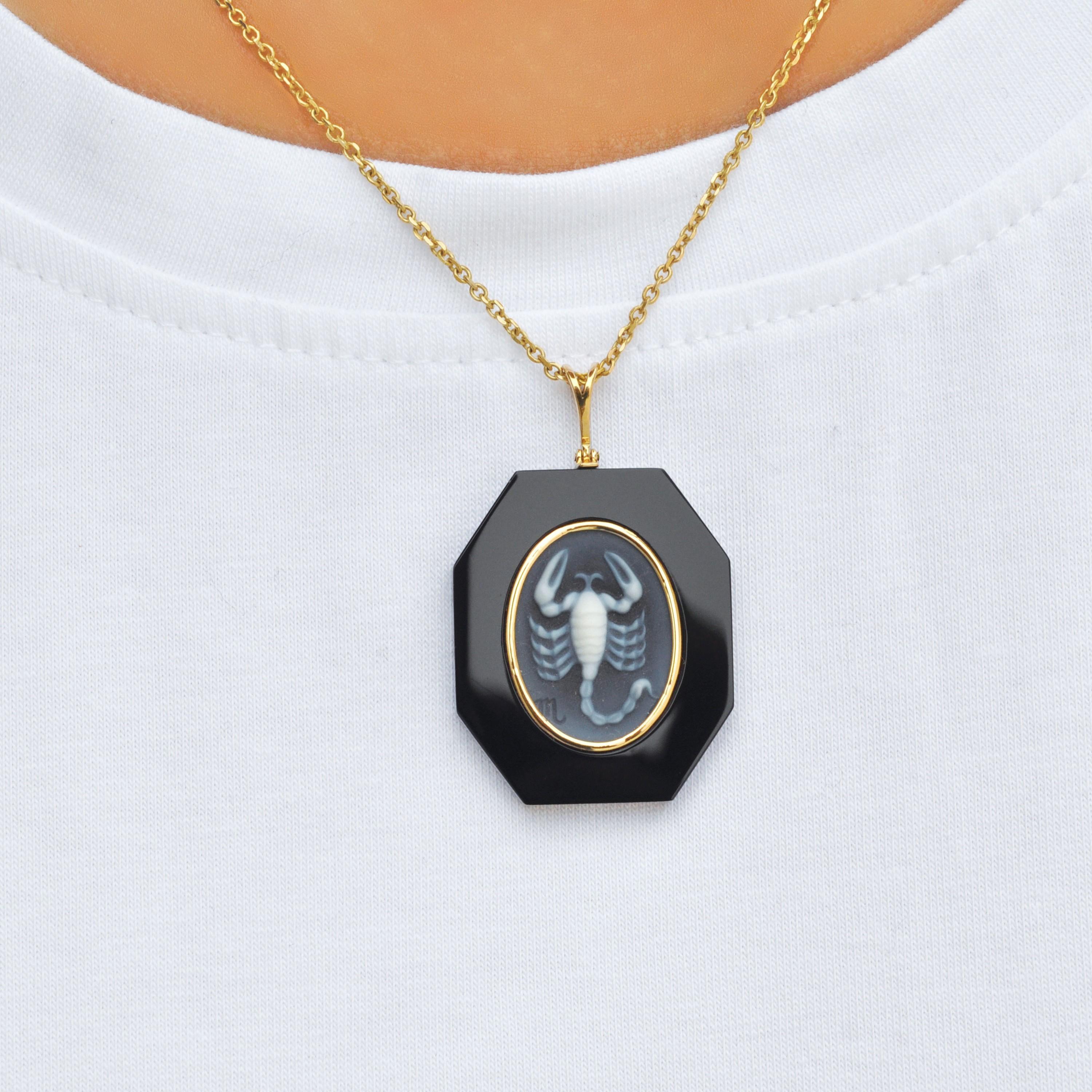 Contemporain Collier pendentif en or jaune 18 carats Agate Camée Onyx noir Scorpion Zodiac en vente