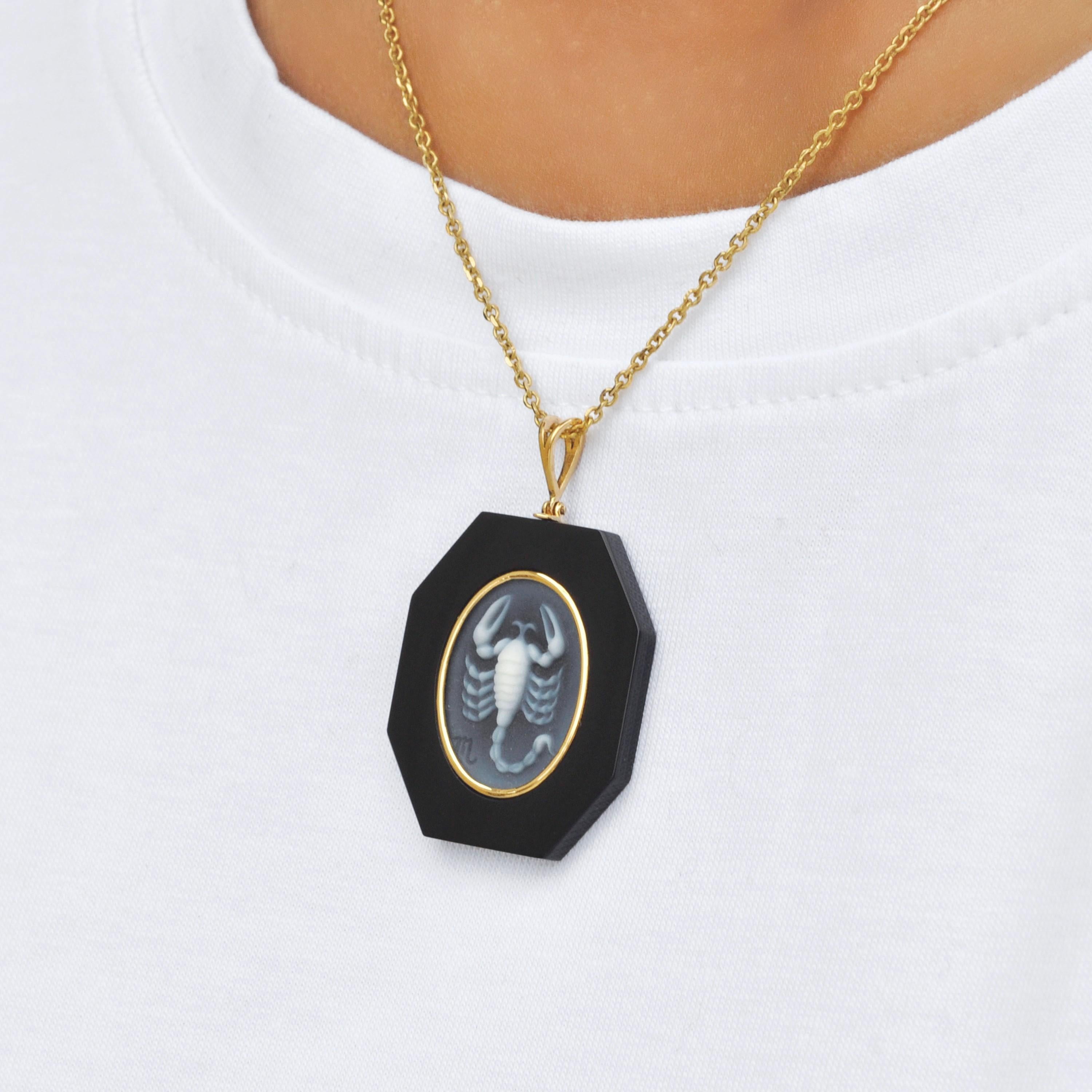 Taille mixte Collier pendentif en or jaune 18 carats Agate Camée Onyx noir Scorpion Zodiac en vente