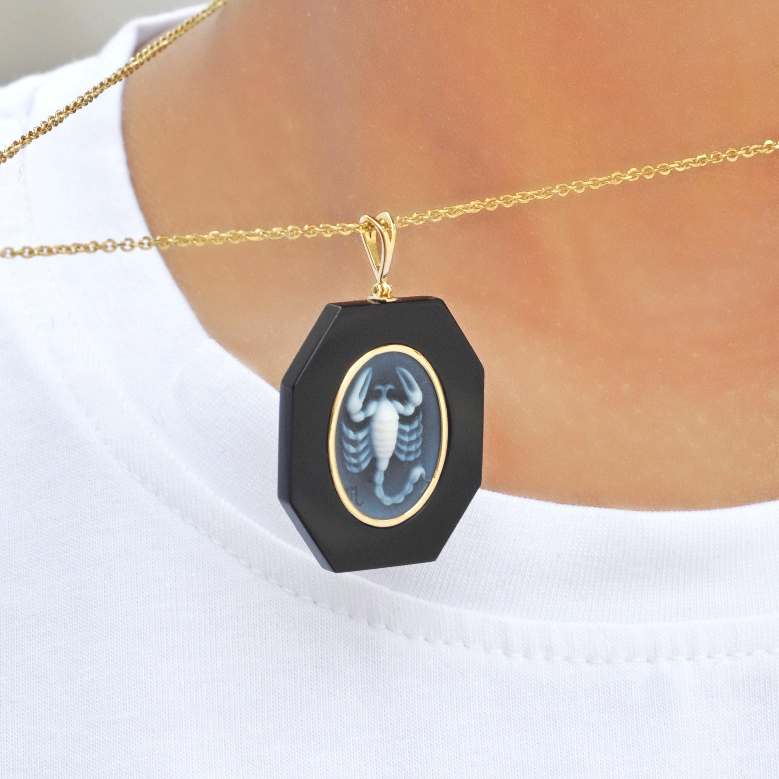 Collier pendentif en or jaune 18 carats Agate Camée Onyx noir Scorpion Zodiac Unisexe en vente