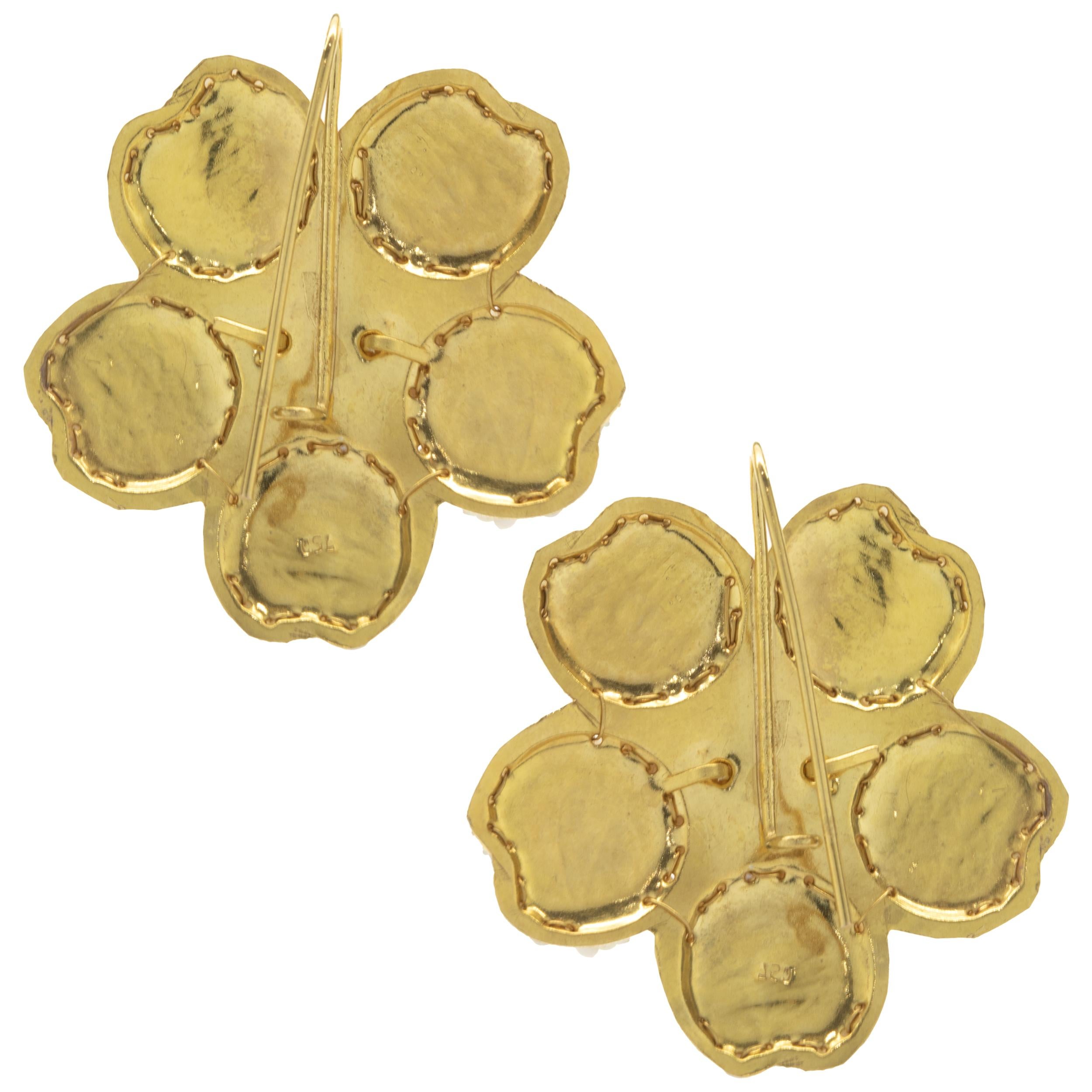Designer: individuell gestaltet
Material: 18K Gelbgold
Befestigungen: Sheppard's Hooks  
Abmessungen: Ohrringe messen 36,5 mm in der Länge
Gewicht: 15,00 Gramm
