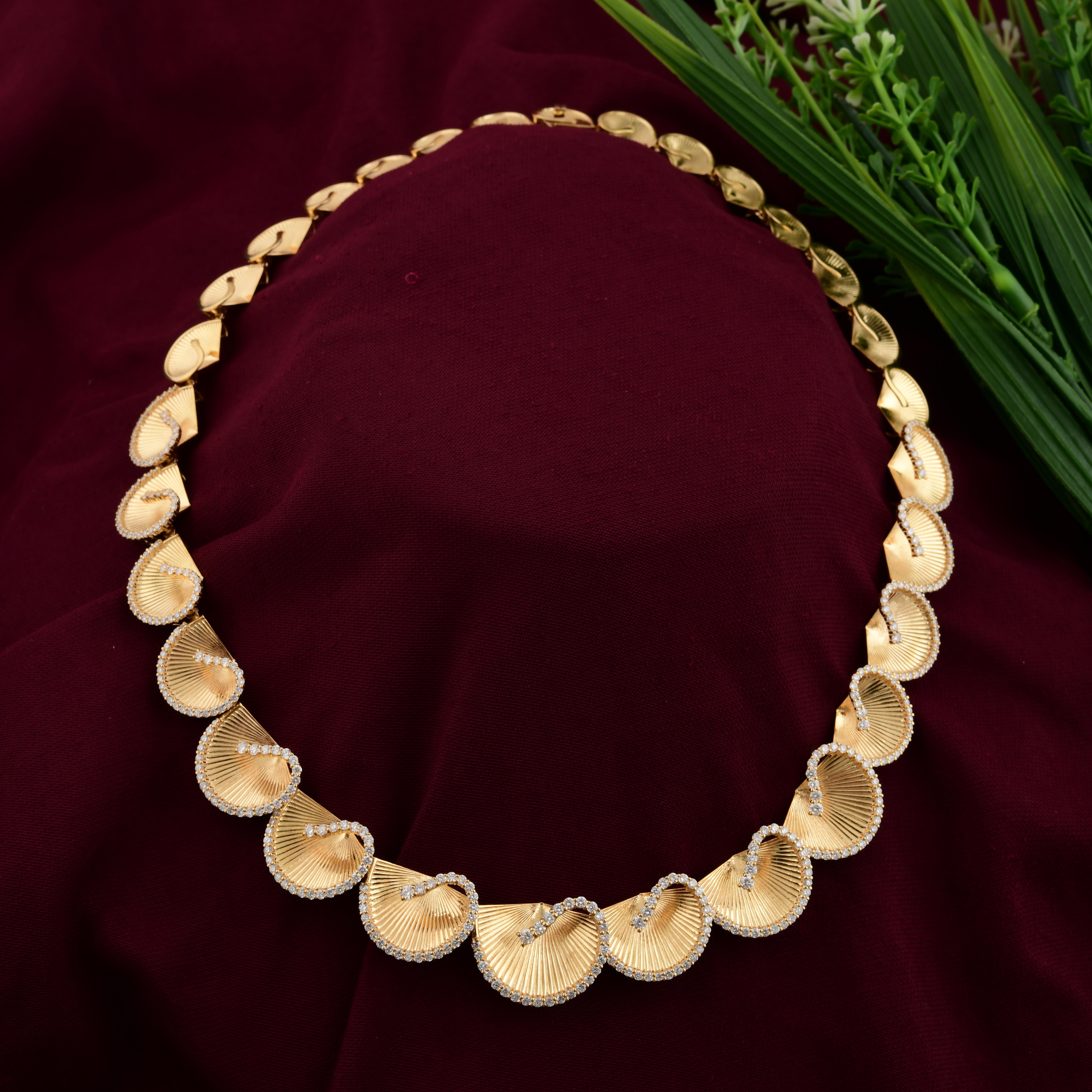 Collana girocollo con charme a conchiglia in oro giallo 18 carati con diamante da 5,47 carati 
Ogni maglia è scolpita con maestria in un motivo a conchiglia a ventaglio in oro giallo opaco 18 carati, delicatamente curvato e strutturato per imitare