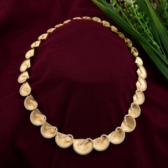 18 Karat Yellow Gold Shell Charm Choker Necklace Brilliant 5.47 Carat Diamond