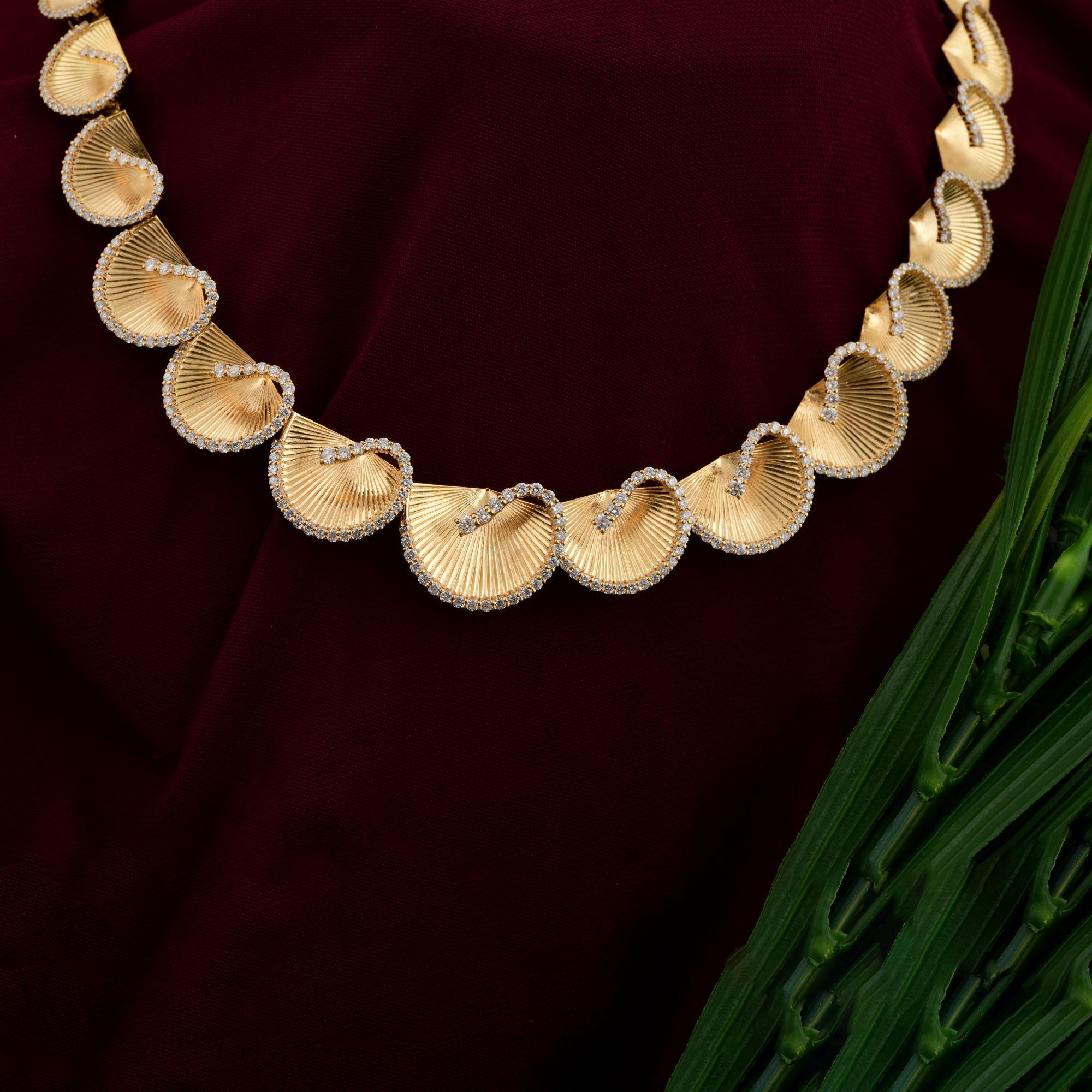 Collana girocollo con charme a conchiglia in oro giallo 18 carati con diamante da 5,47 carati In condizioni Nuovo in vendita a Diera, Dubai