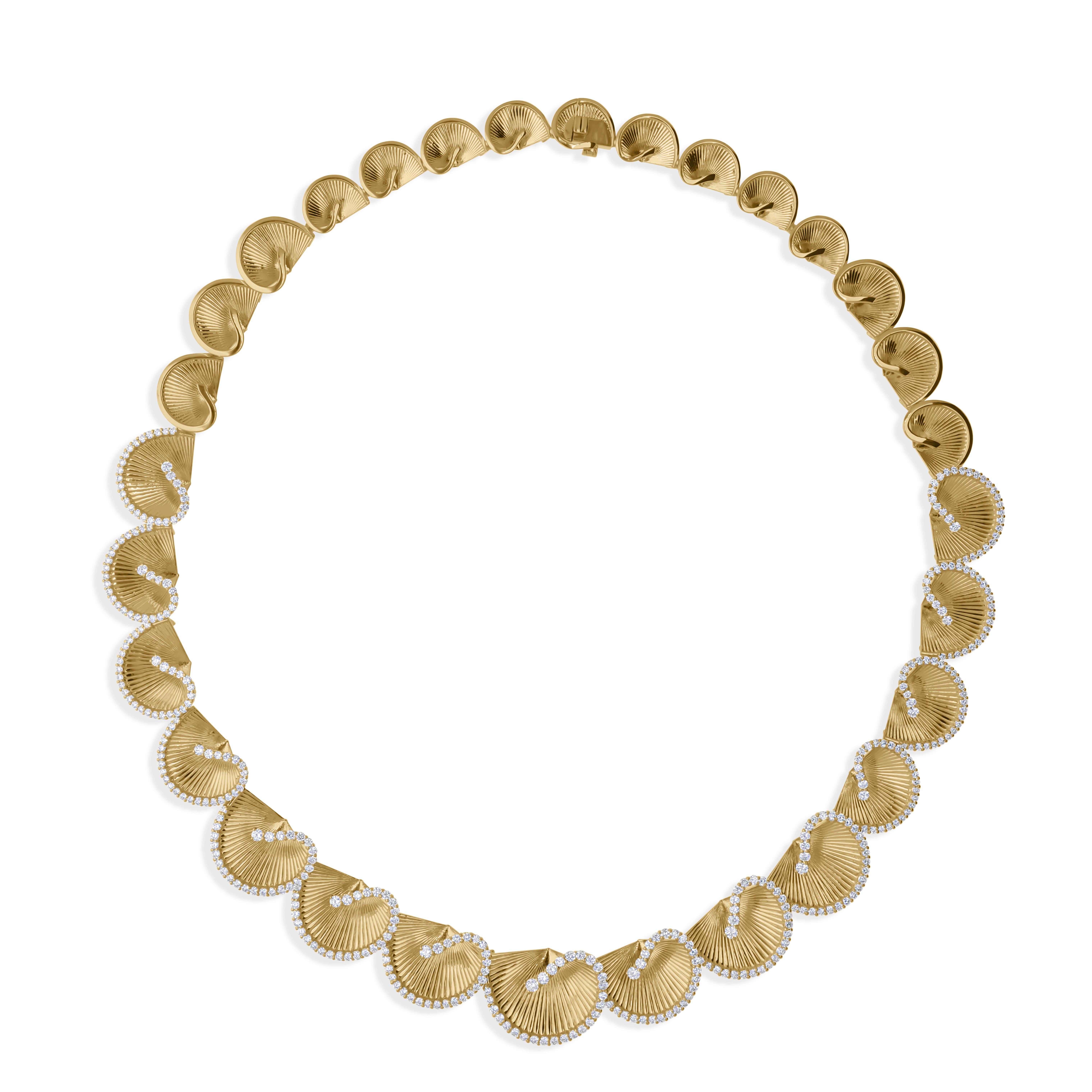 Donna Collana girocollo con charme a conchiglia in oro giallo 18 carati con diamante da 5,47 carati in vendita
