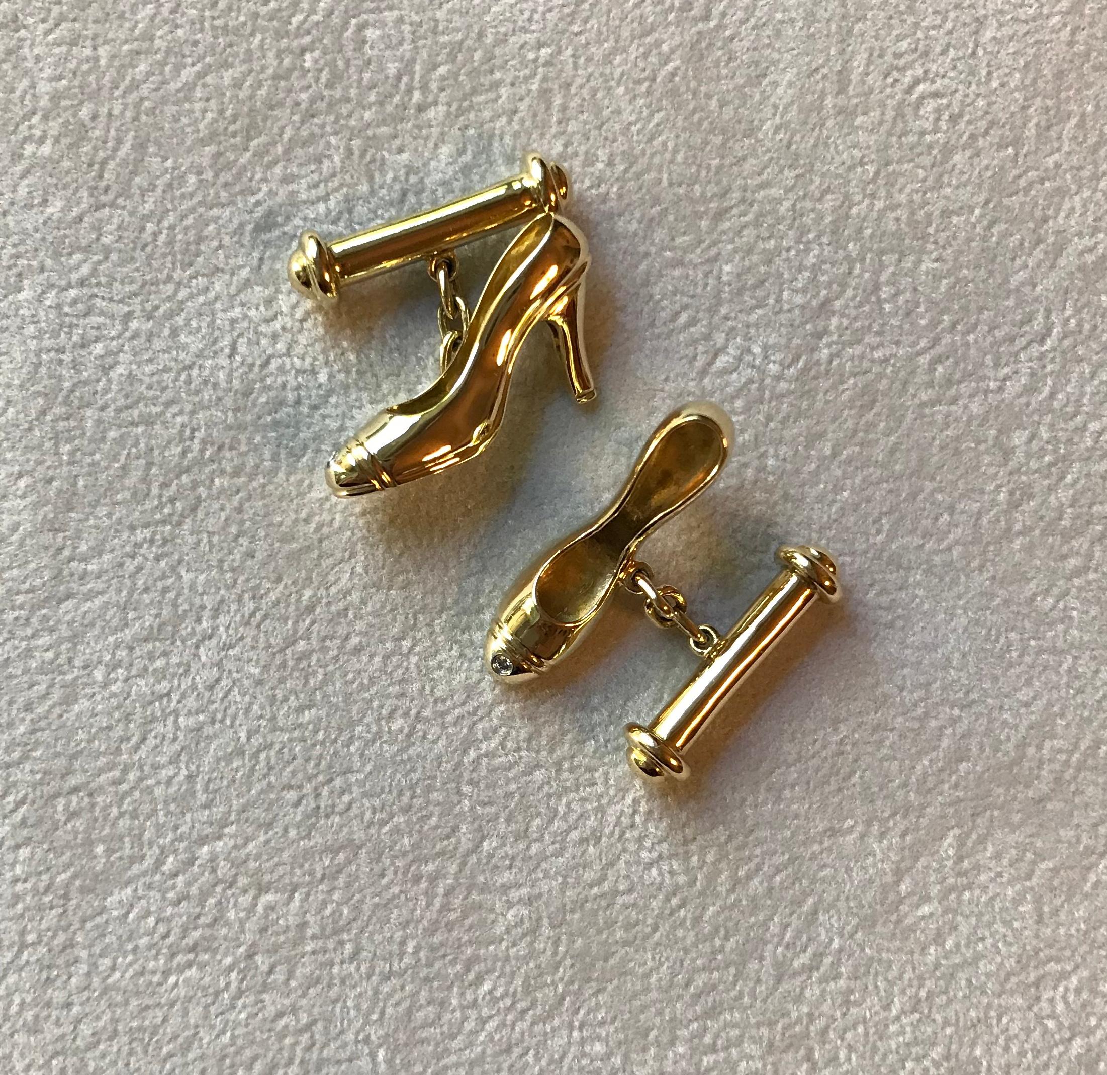 The delicate design of this pair of cufflinks makes it ideal also for a woman’s wardrobe. The entire piece is made of 18k yellow gold. The front face is shaped as a charming shoe with heels adorned at the top with a diamond. A chain-shaped post