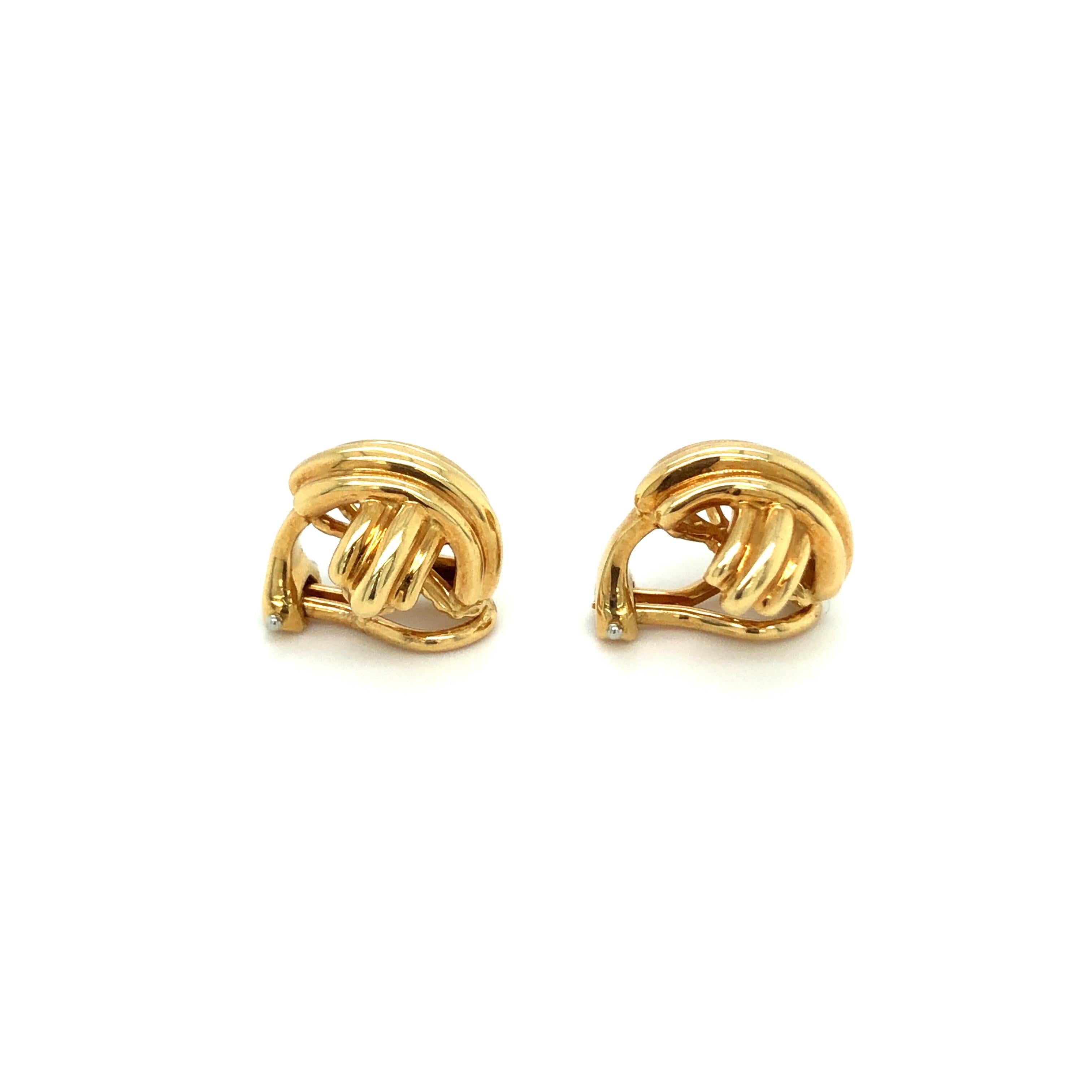 Pair of 18 karat yellow gold Signature X Collection ear clips by Tiffany & Co.
These stylish ear clips feature the iconic crossed band motif which is characteristical for the jewels from the Signature X collection. They are completed by hinged omega