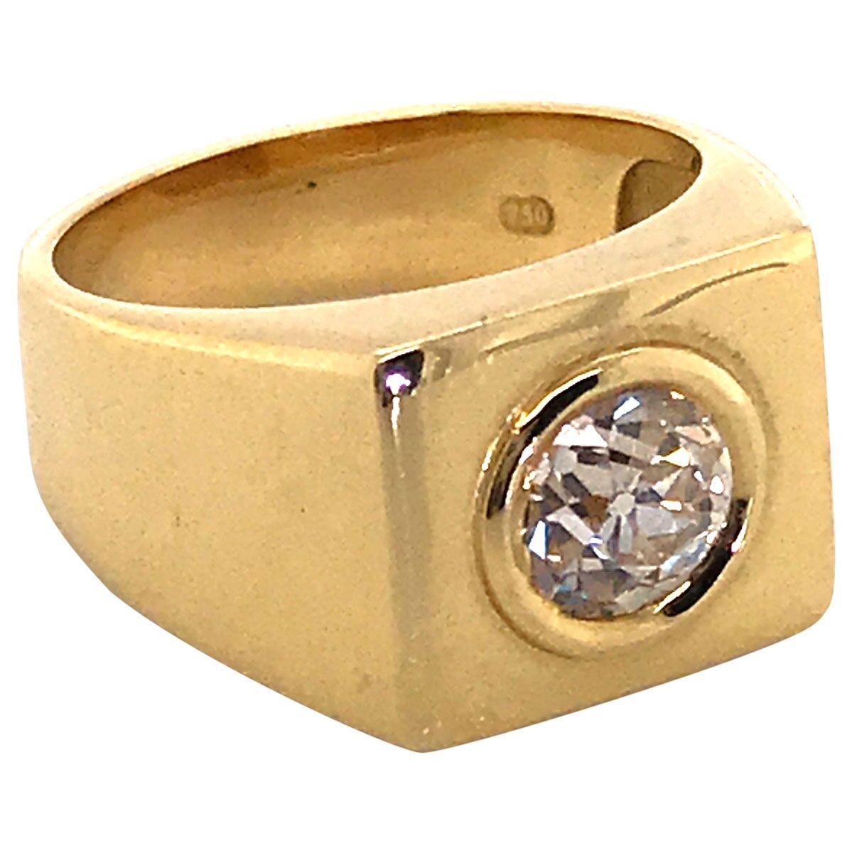 Pinky rings are sought after at the moment, showcasing it on one hand is classic and so stylish. This ring is perfect for that, it's bold and adds punch. Fashioned from 18k yellow gold the square shape is strong and bordering on a masculine look, so