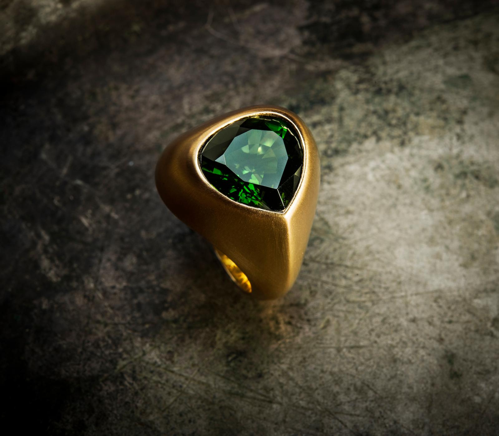 18 Karat Yellow Gold Signet Ring with 5.69 Carat Tourmaline, On Made To Order For Sale 1