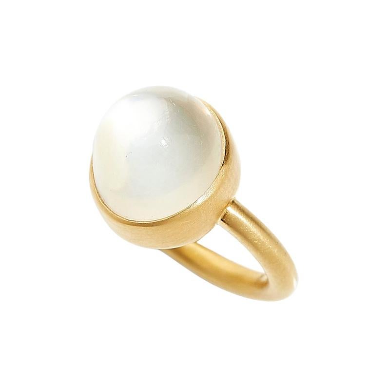 18 Karat Brushed Yellow Gold Signet Ring with 12.06 Carat Cabochon Cut Moonstone For Sale