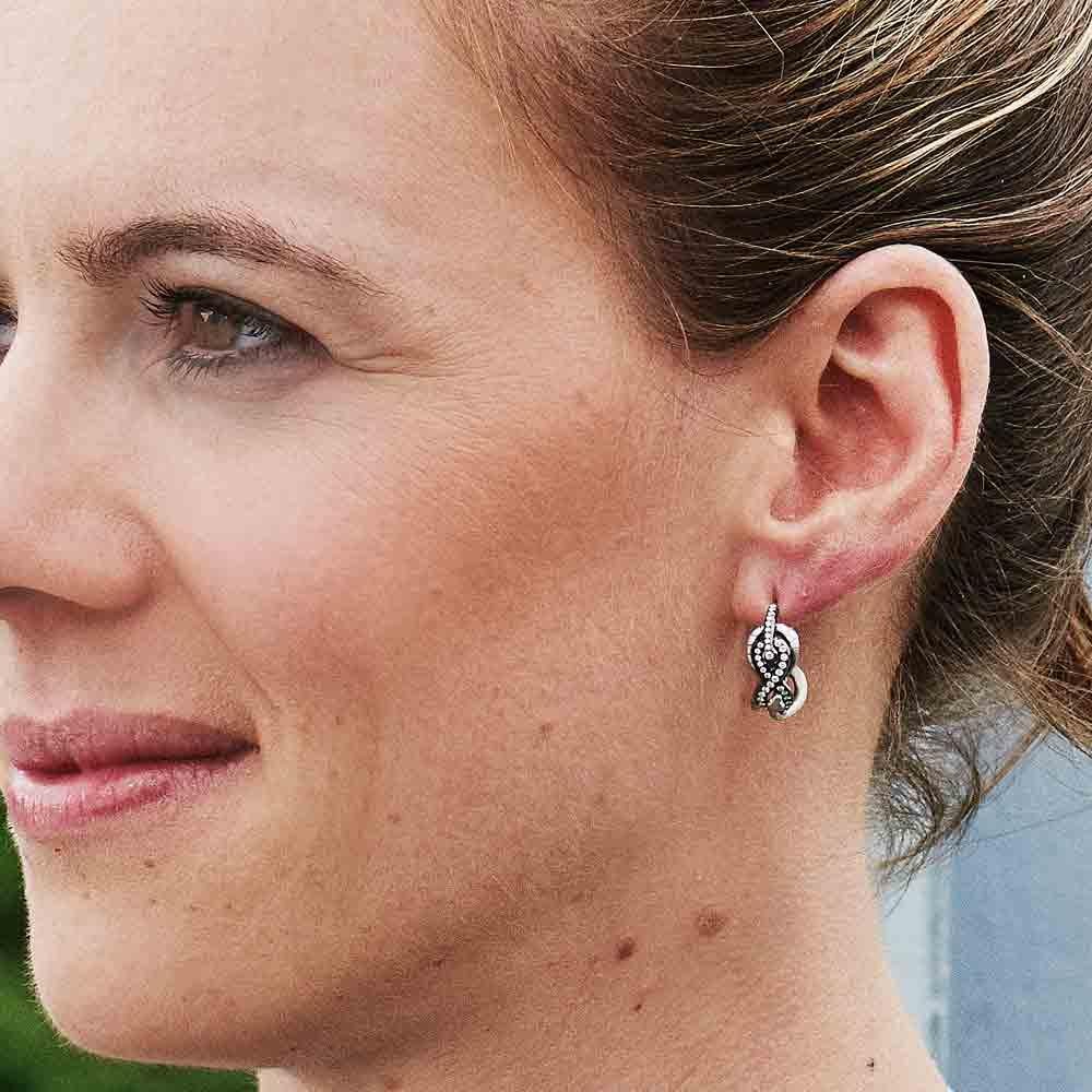 Boucles d'oreilles Aenea en or jaune 18 carats, argent, émeraudes et rubis en vente 2