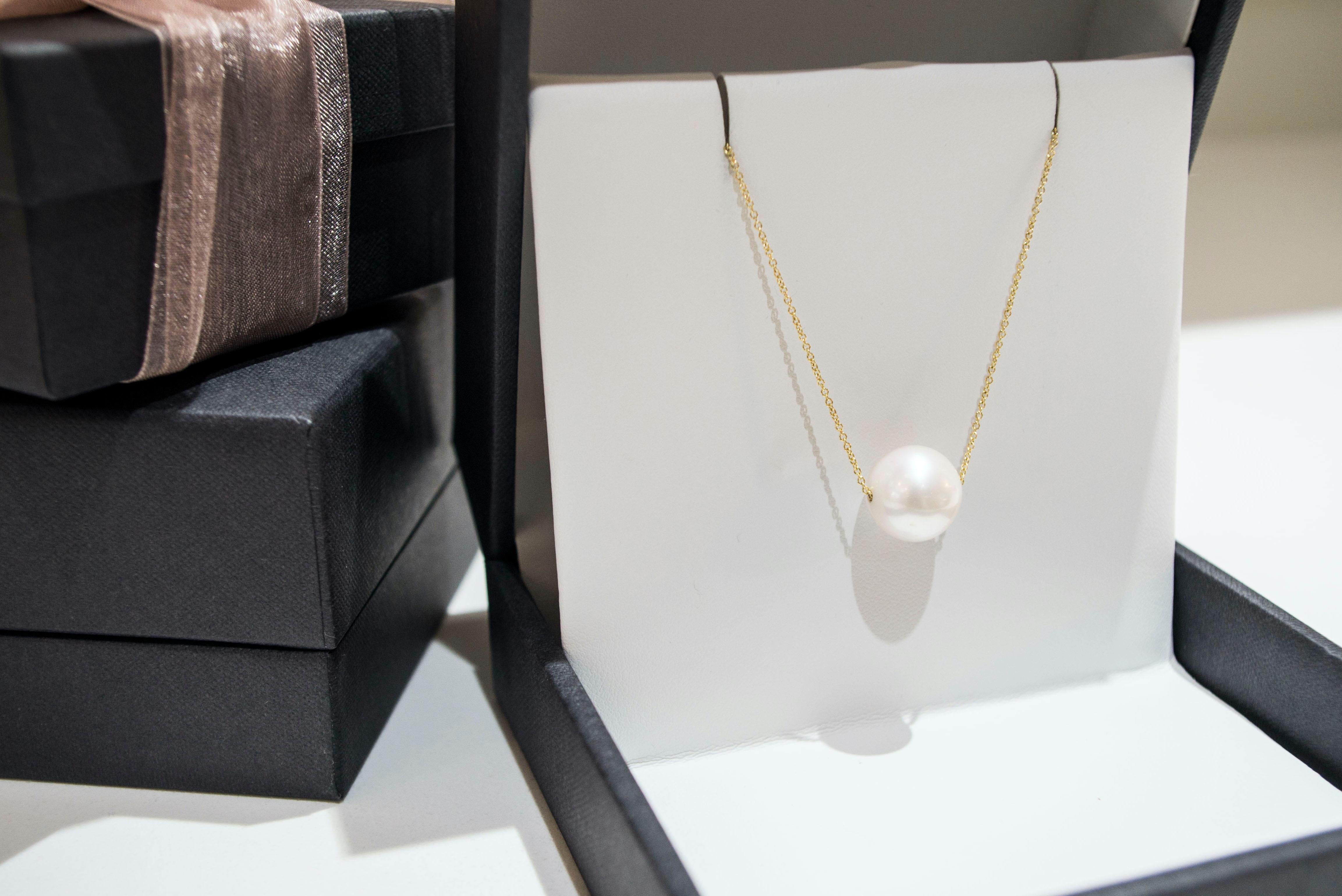 Faye Kim's single pearl pendant slide. Oversized white freshwater culture pearl on a yellow cable chain.
Simple, classic and always stylish!

Pearl:  13MM
Chain:  16