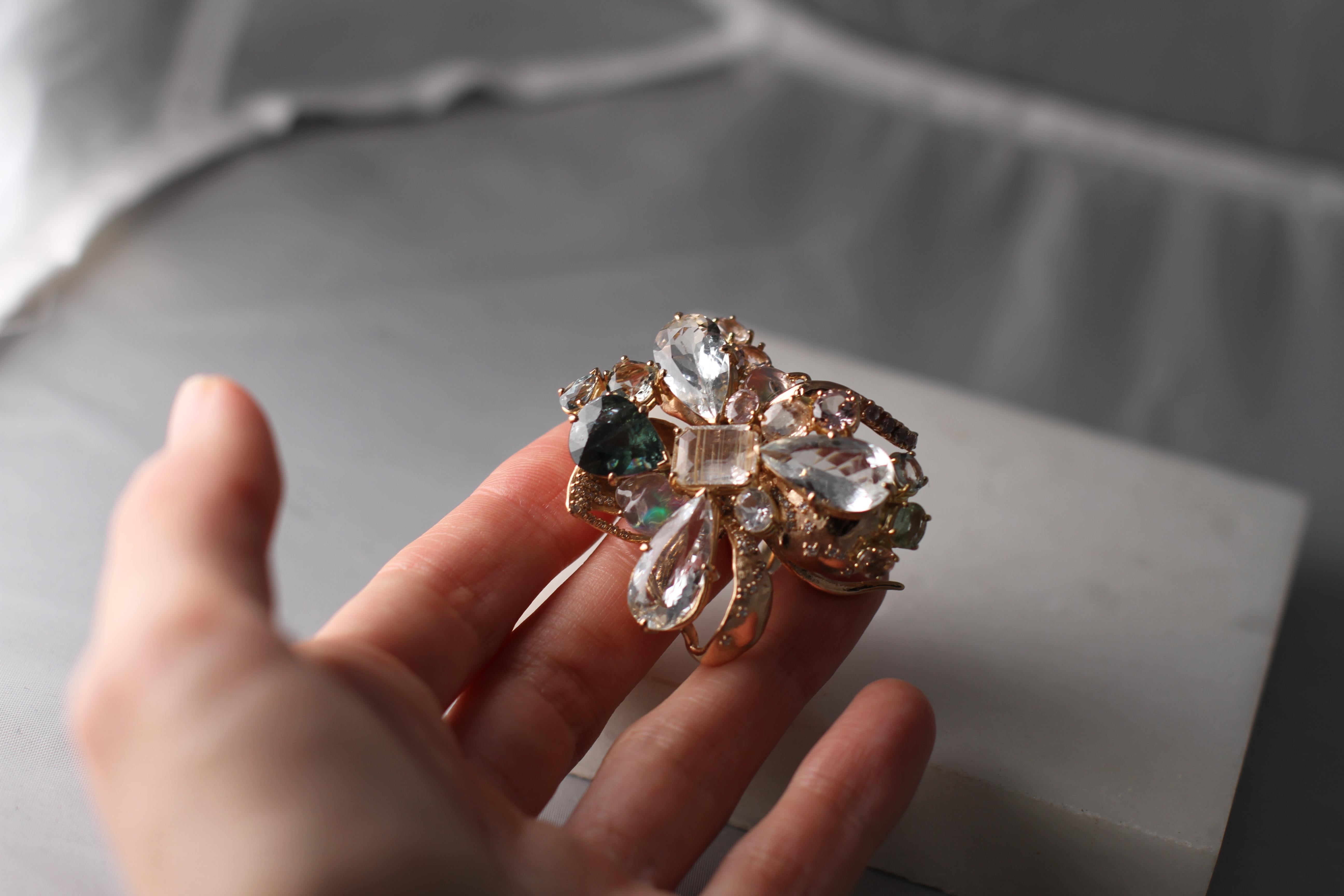 Bague de fiançailles contemporaine artisanale en or rose dix-huit carats avec diamants  en vente 6