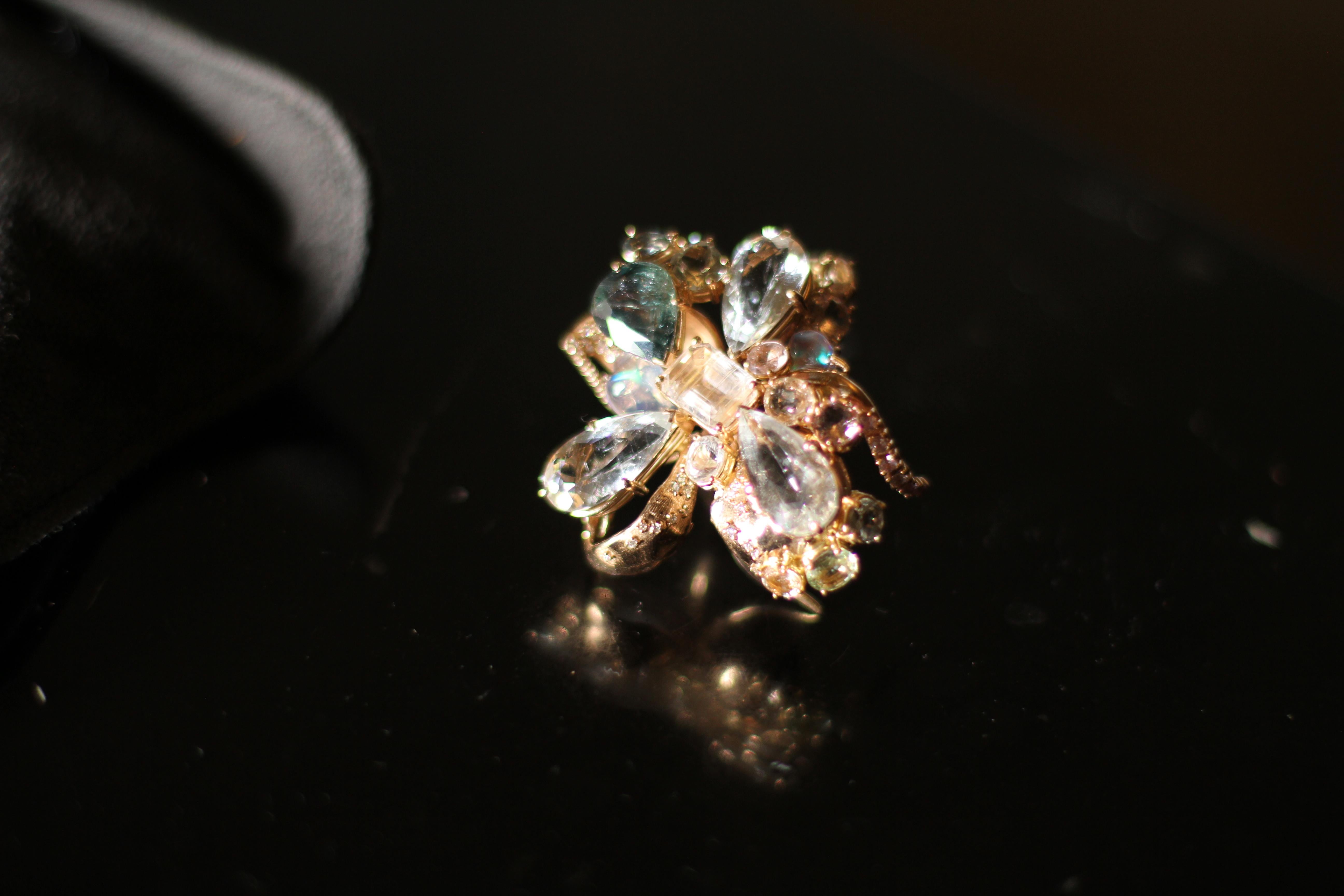 Bague de fiançailles contemporaine artisanale en or rose dix-huit carats avec diamants  en vente 8