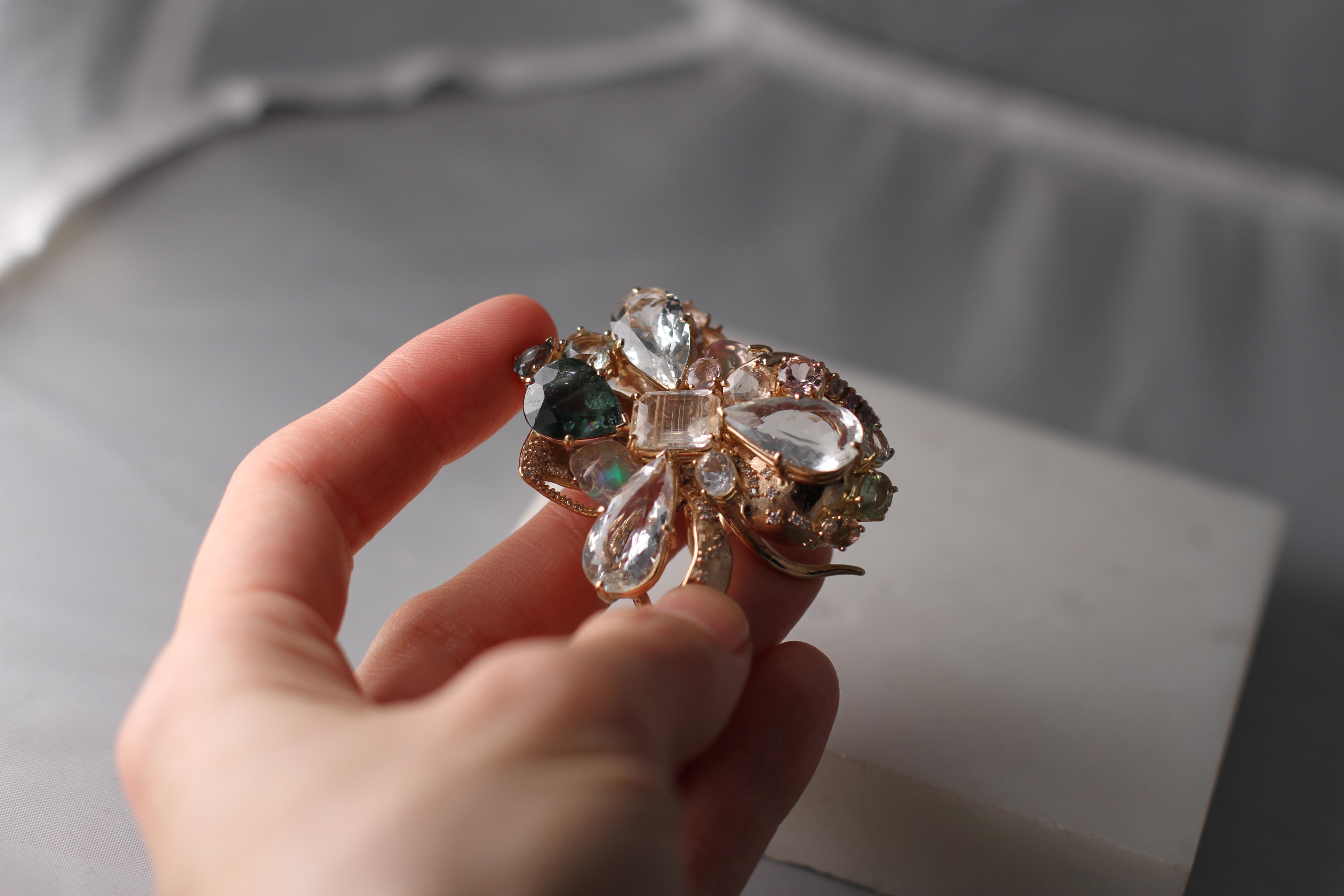 Contemporain Bague de fiançailles contemporaine artisanale en or rose dix-huit carats avec diamants  en vente