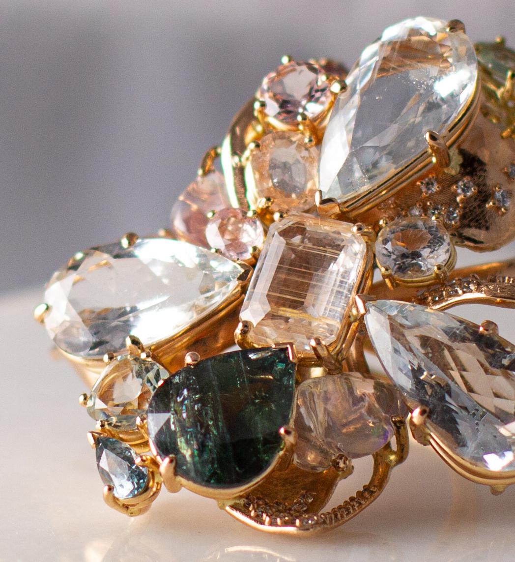Taille ronde Bague de fiançailles contemporaine artisanale en or rose dix-huit carats avec diamants  en vente