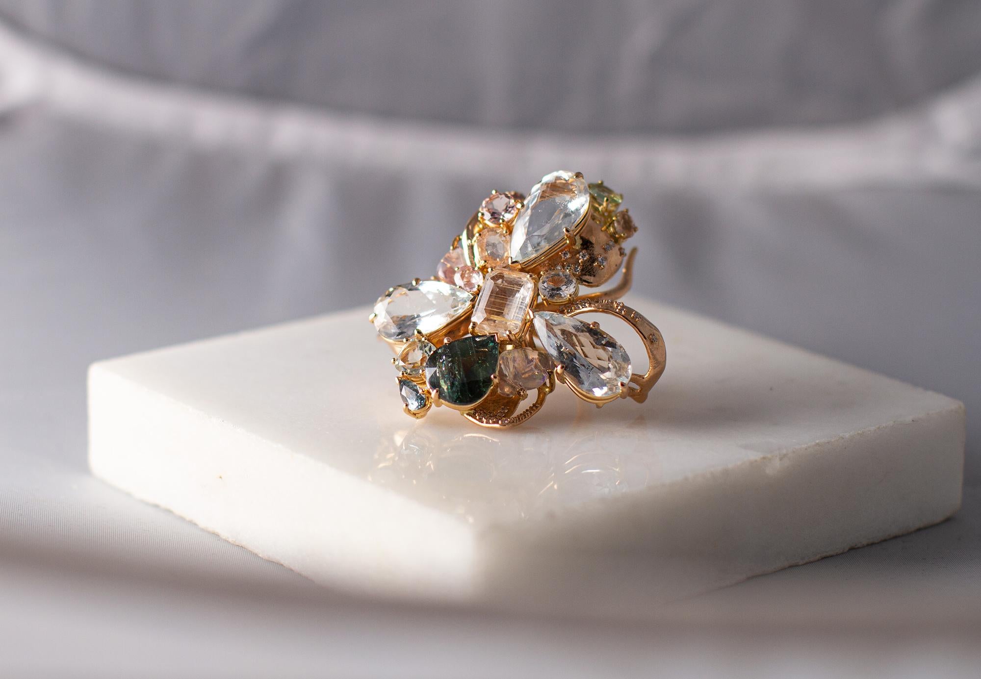 Bague de fiançailles contemporaine artisanale en or rose dix-huit carats avec diamants  en vente 1