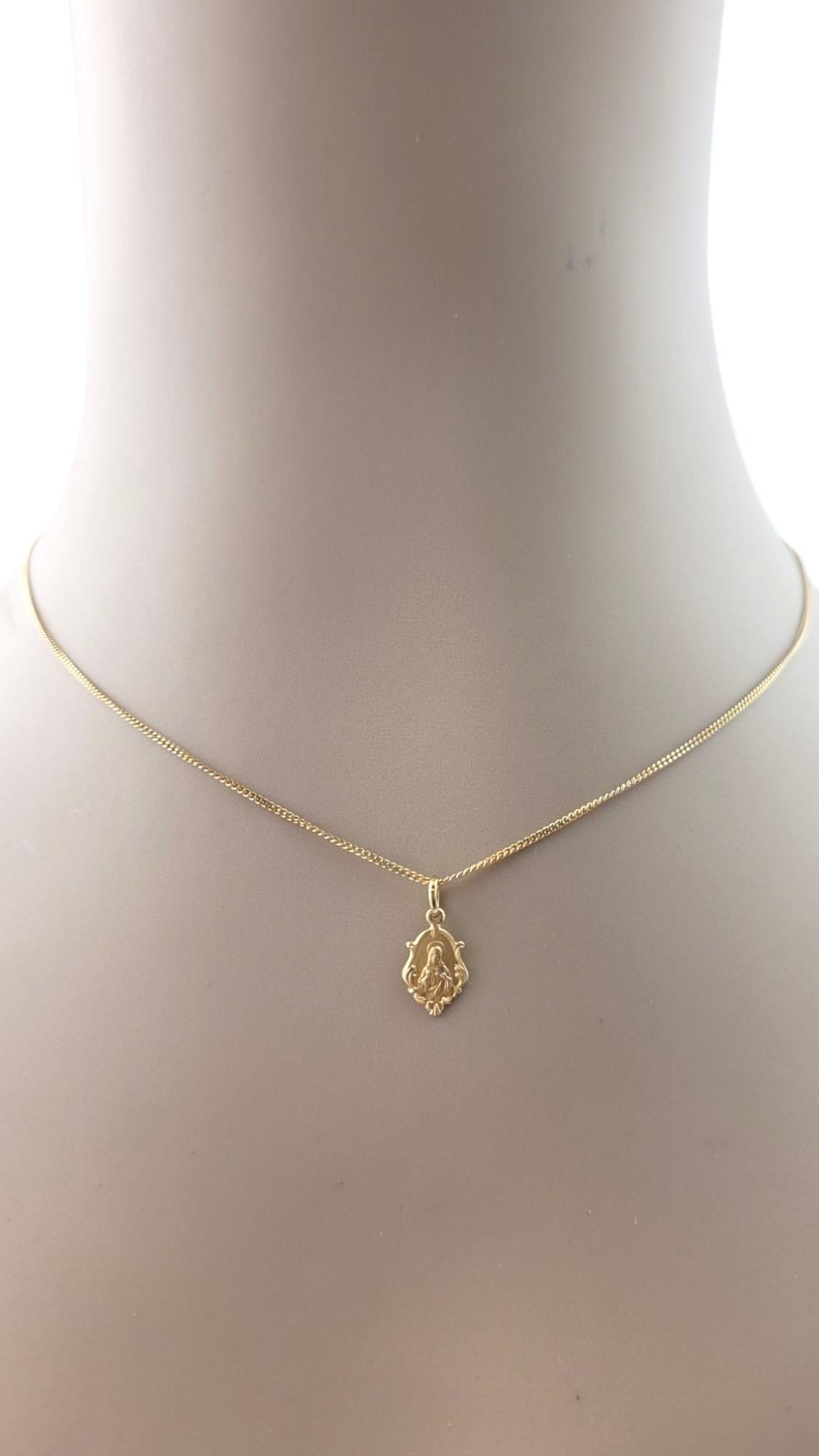 Charm di Gesù piccolo in oro giallo 18 carati...

Questo charm di Gesù in oro giallo 18 carati presenta una dettagliata e riverente rappresentazione di Cristo, perfetta per esprimere una profonda fede e devozione. Con la sua finitura radiosa e il