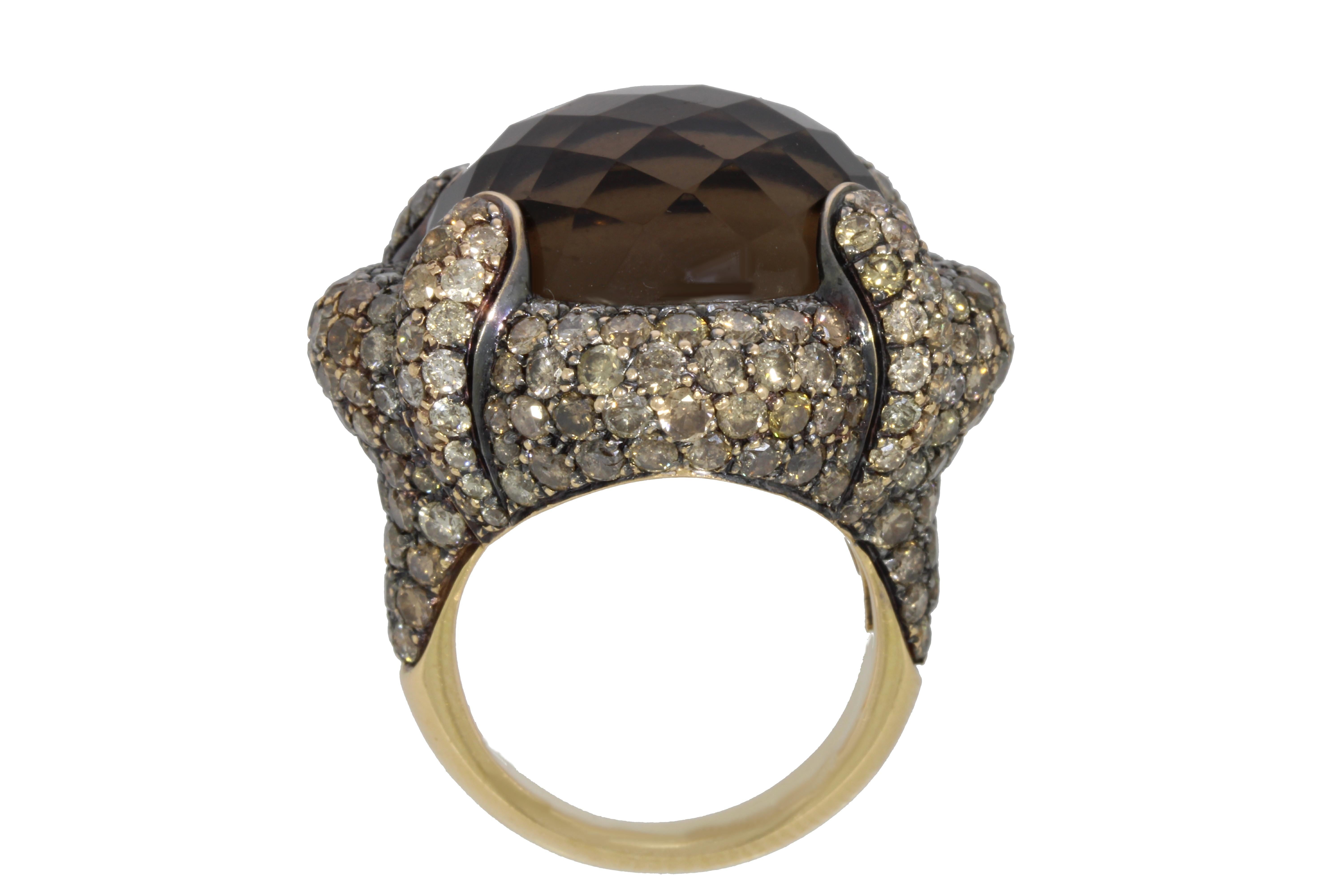 Contemporary 18 Karat Yellow Gold Smokey Quartz and Brown Diamonds Venice Ring by Niquesa For Sale