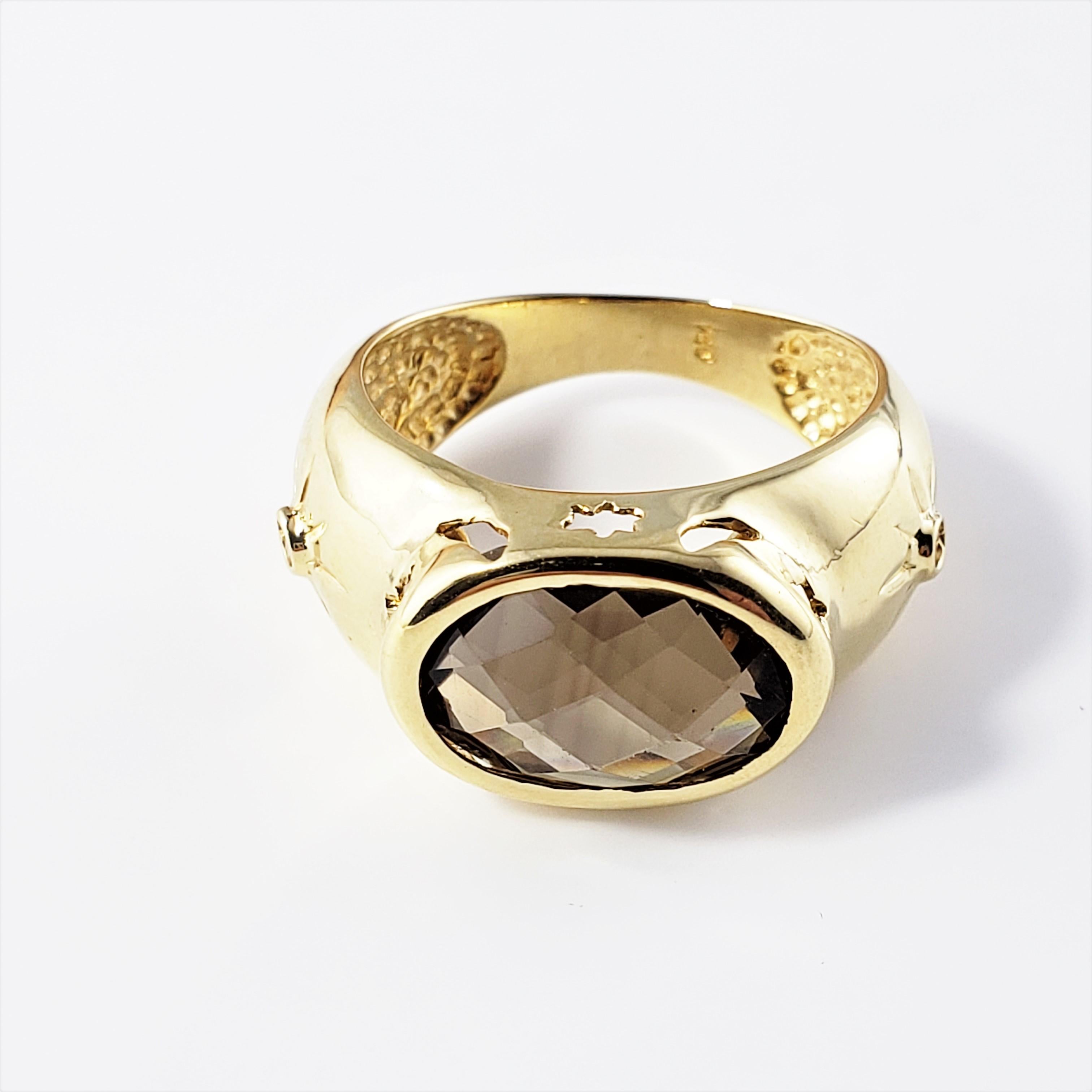 18 Karat Yellow Gold Smokey Quartz and Diamond Ring Size 7-

This stunning ring features one oval simulated smokey quartz (13 mm x 9 mm) and two round single cut diamonds set in classic 14K yellow gold.  Width:  11 mm.  Shank:  4 mm.

Approximate