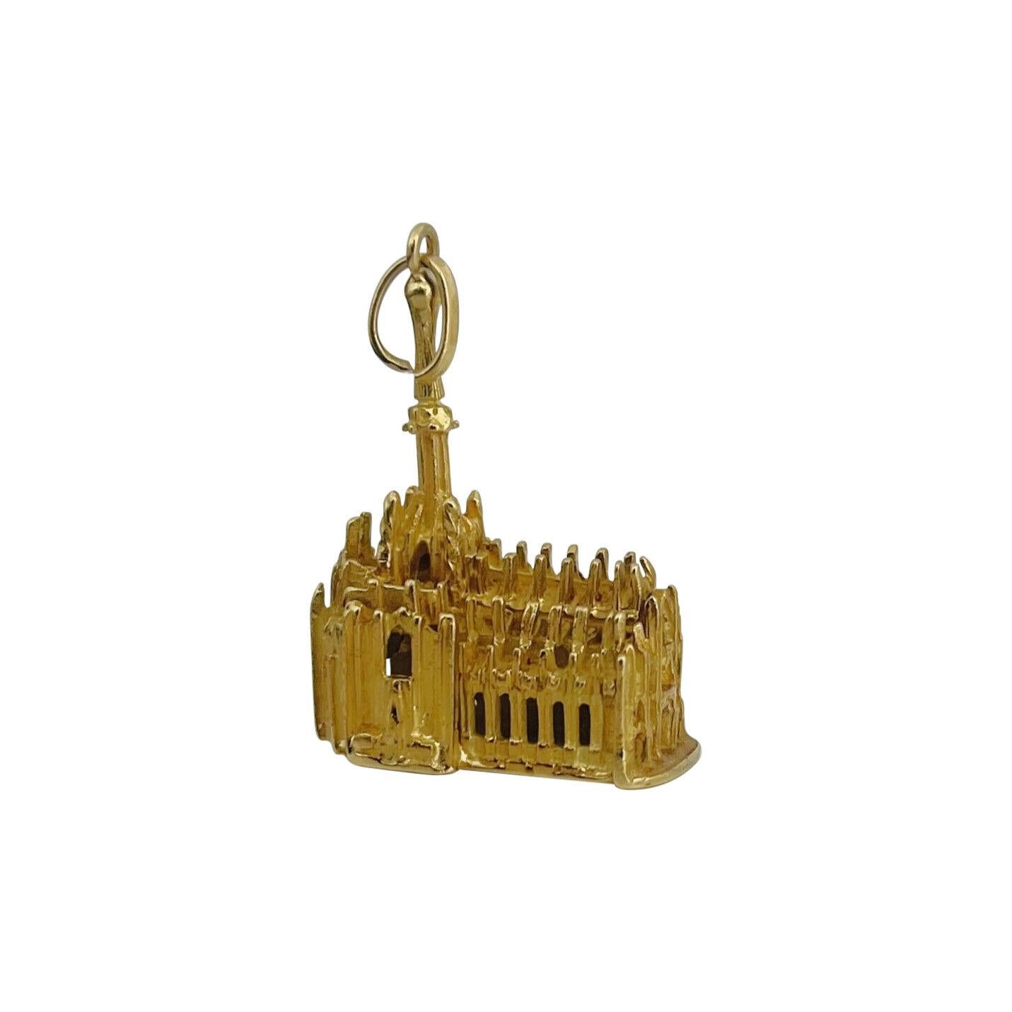 18 Karat Yellow Gold Solid Barcelona Cathedral Charm Pendant, Italy In Good Condition For Sale In Guilford, CT