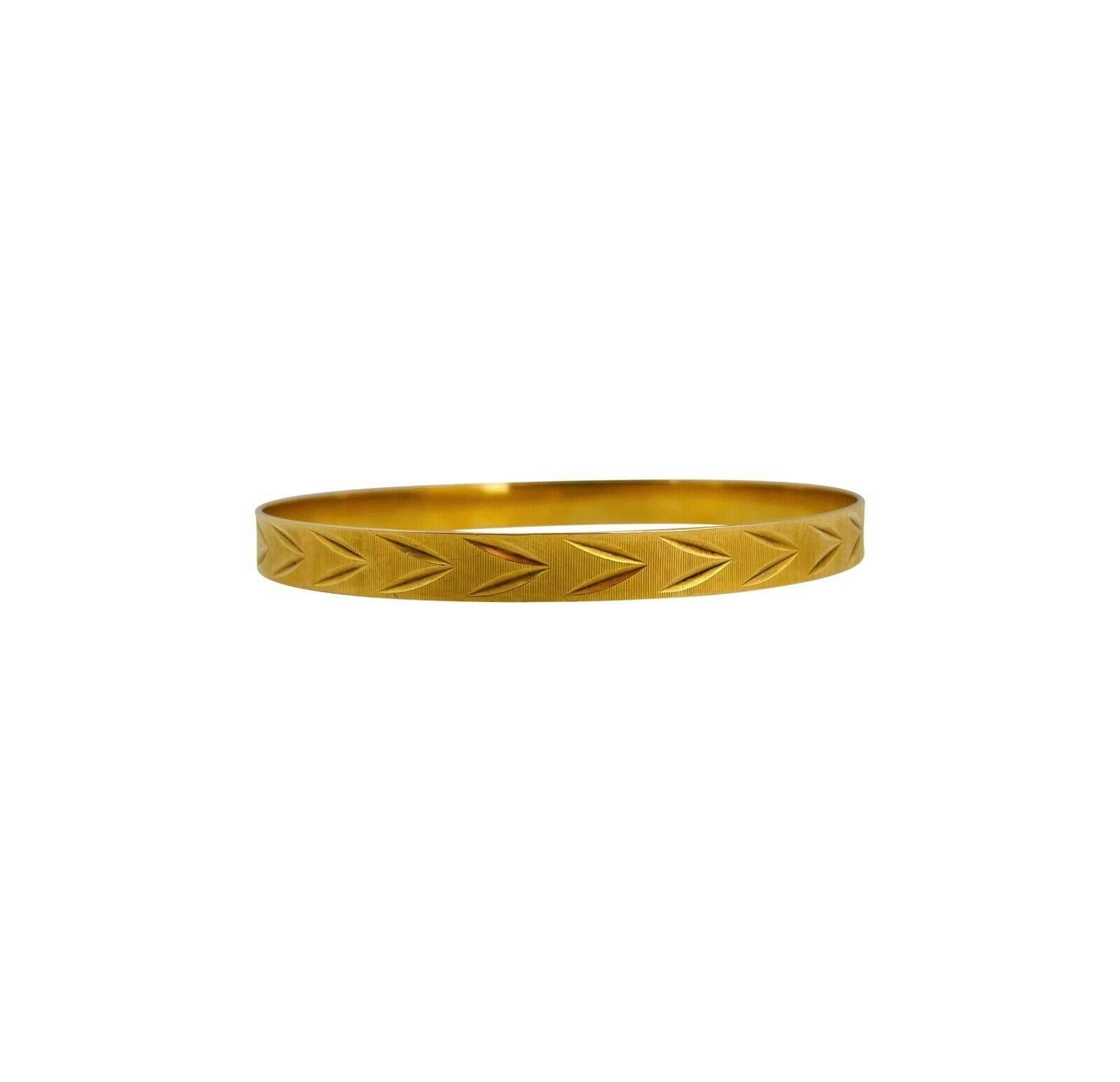 18 Karat Yellow Gold Solid Diamond Cut Etched Bangle Bracelet, Italy In Good Condition In Guilford, CT