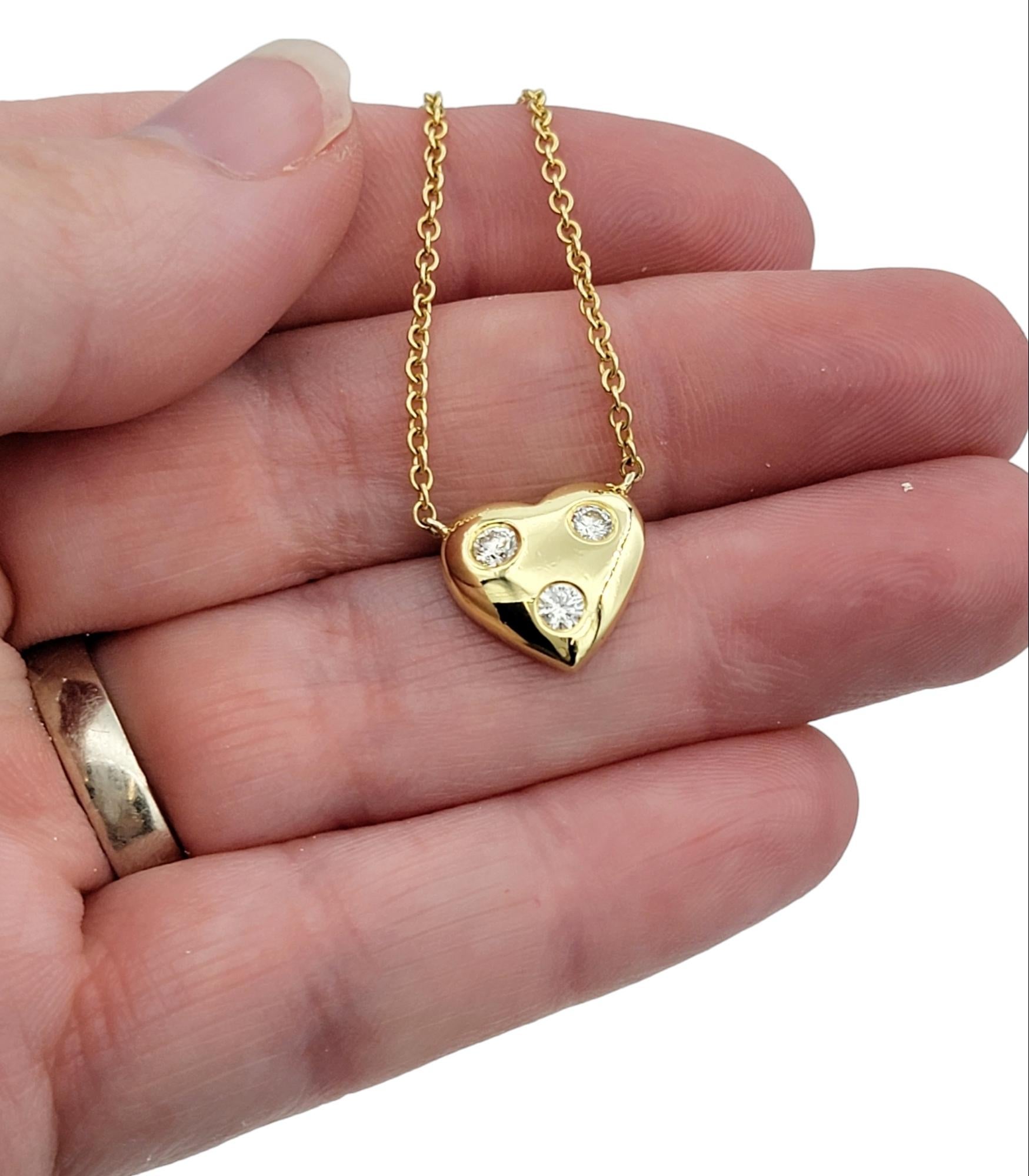 18 Karat Gelbgold Halskette mit massivem Herz-Anhänger und drei runden Diamanten 4