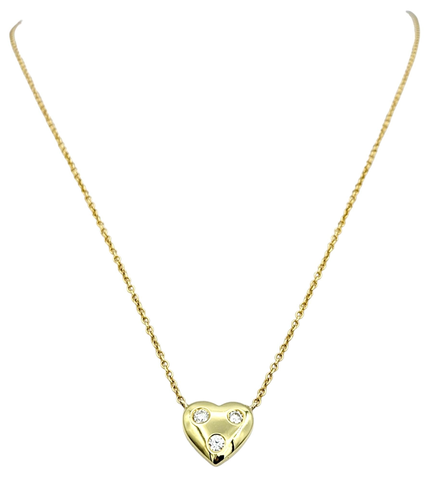 18 Karat Gelbgold Halskette mit massivem Herz-Anhänger und drei runden Diamanten (Rundschliff)