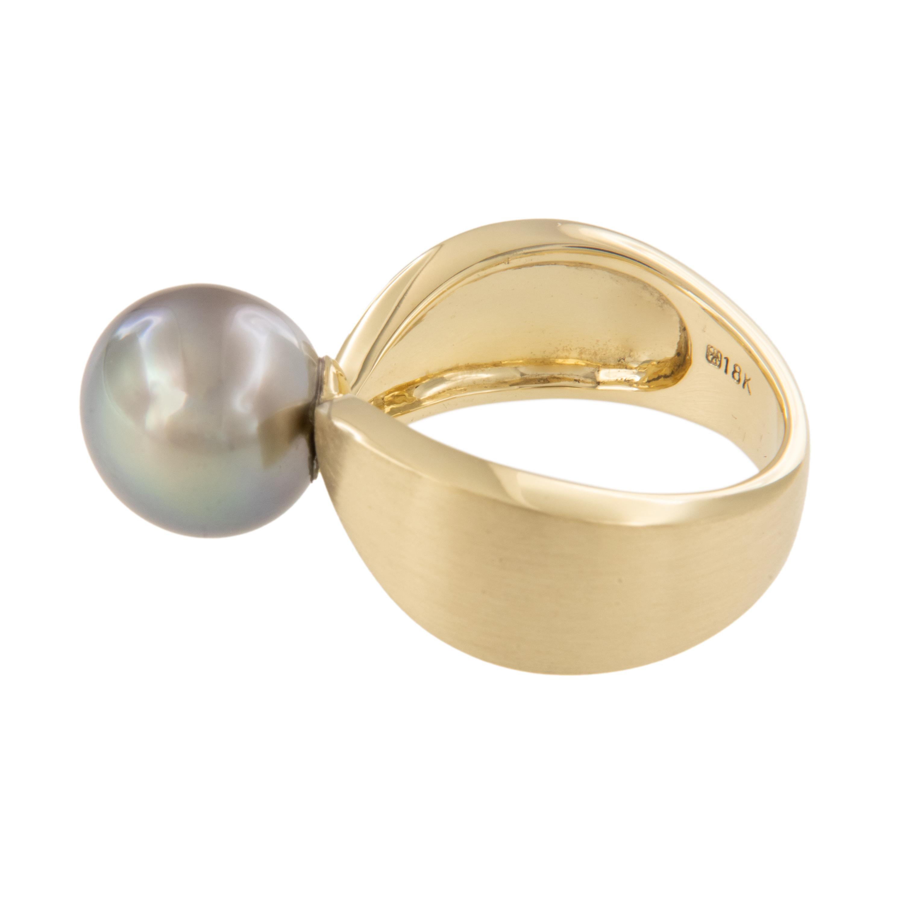 Contemporaneo Anello con solitario in oro giallo 18 carati e perla di Tahiti da 10,7 mm in vendita
