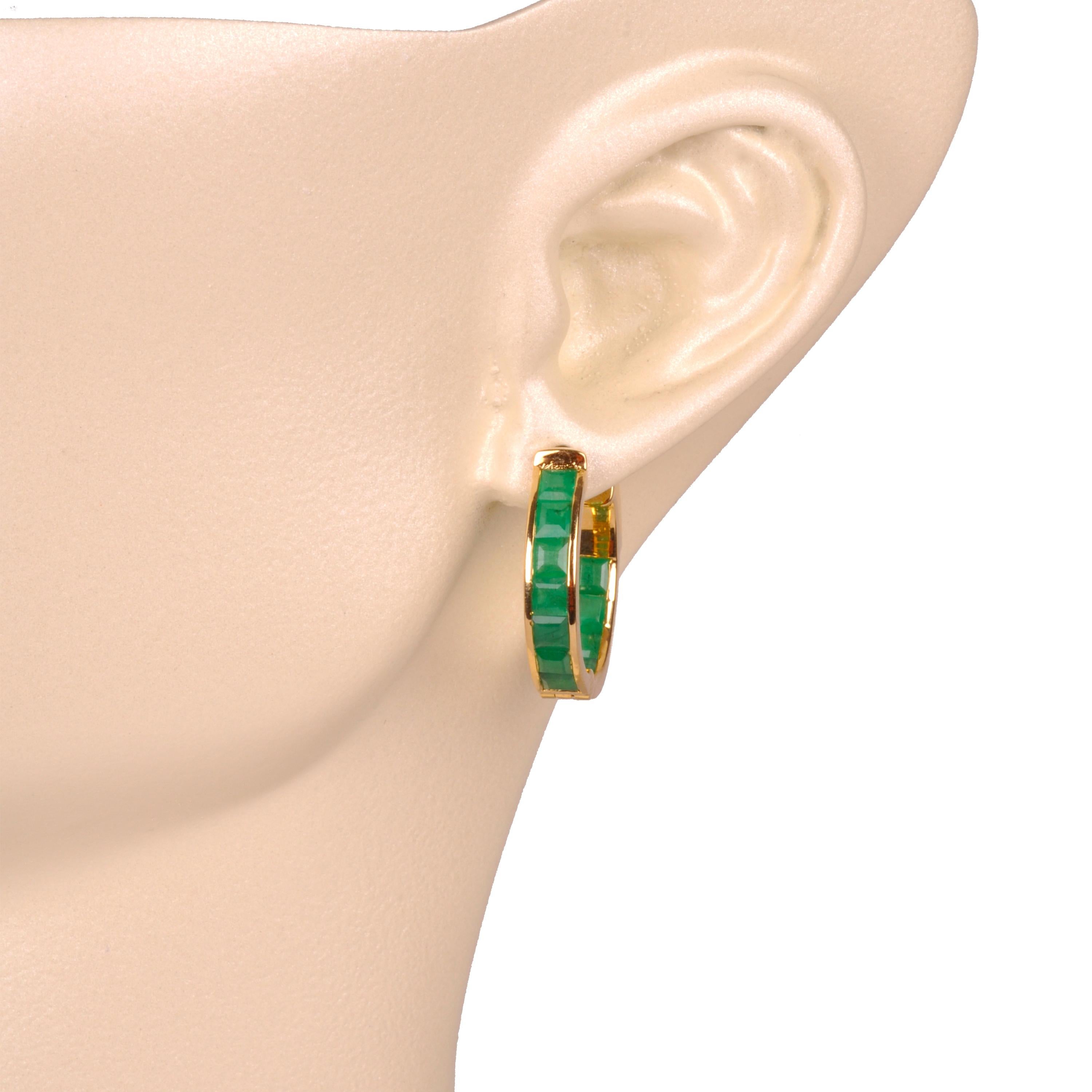 18 karat yellow gold 3mm square natural brazilian emerald hoops earrings.

Our Classic Emerald Hoop Earrings are a timeless blend of elegance and sophistication. Crafted with meticulous attention to detail, these exquisite earrings exude a
