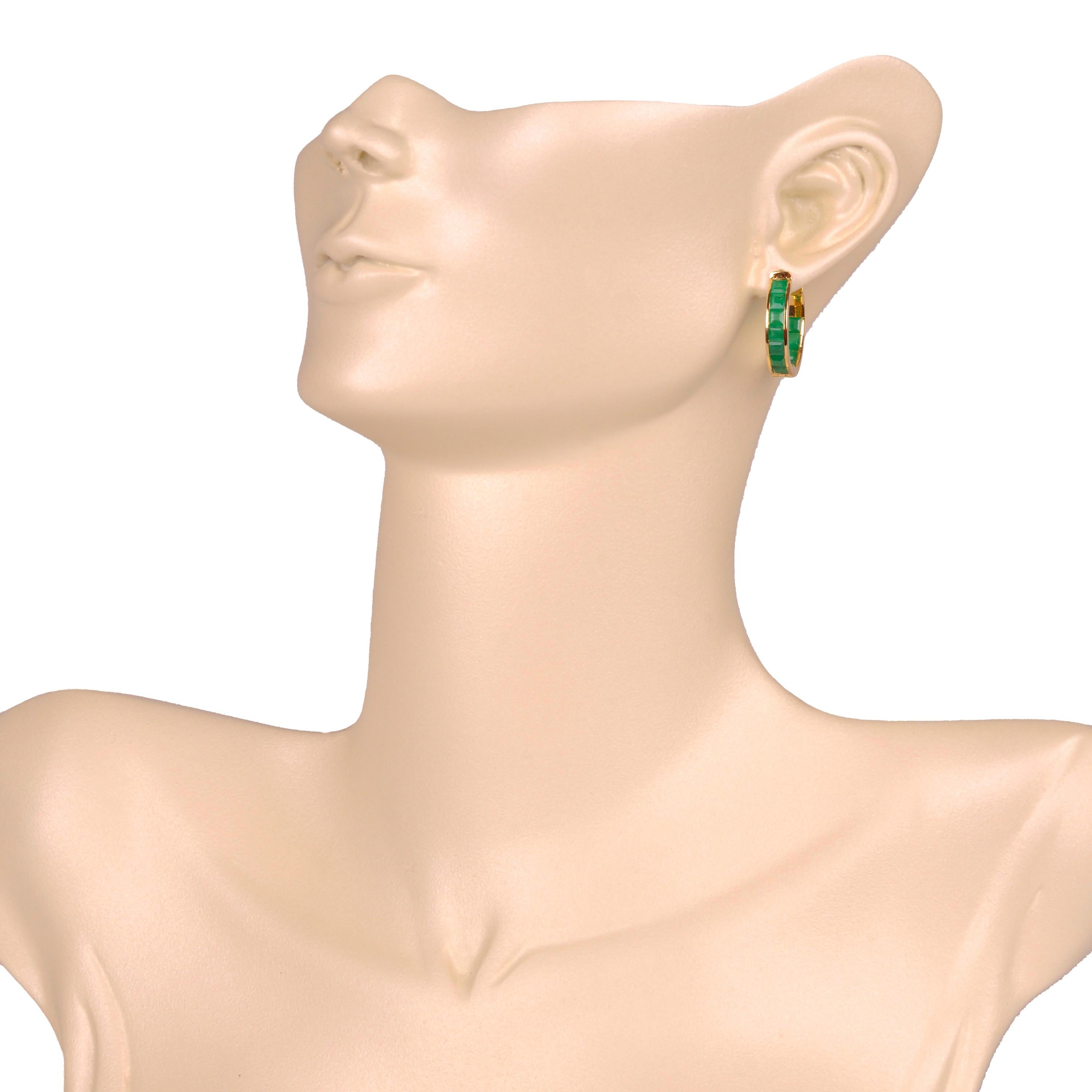 18 Karat Yellow Gold Square 3.22 Carat Natural Brazilian Emerald Hoops Earrings In New Condition For Sale In Jaipur, Rajasthan