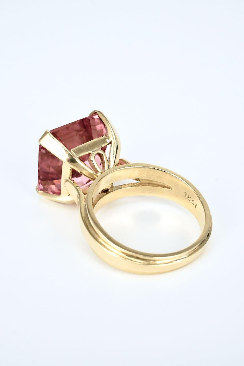 Contemporary 18 Karat Yellow Gold Square Pink Tourmaline Cocktail Dress Ring For Sale