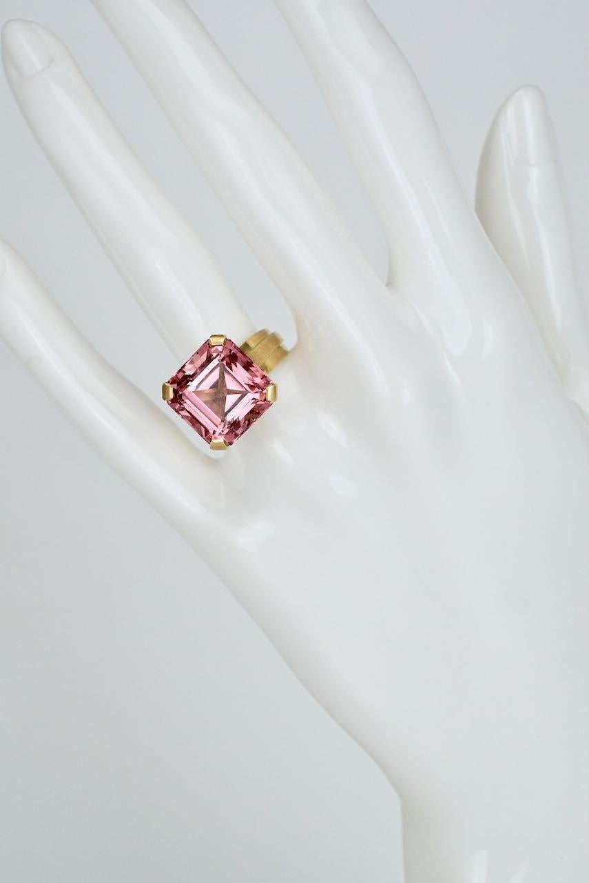 18 Karat Yellow Gold Square Pink Tourmaline Cocktail Dress Ring In Good Condition For Sale In Sydney, NSW