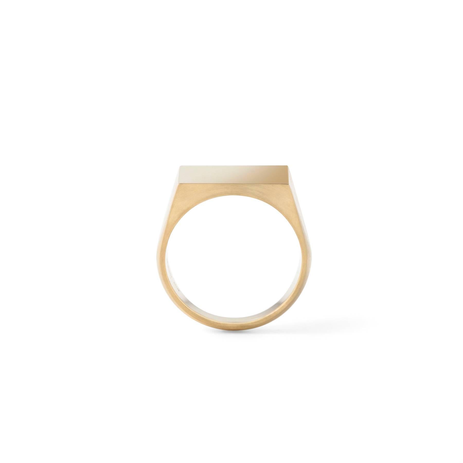 A classic square signet ring made of 18 karat yellow gold. The signet surface and inside the ring band is polished in contrast to the surface of the ring band which is matte.

18 Karat Yellow Gold Square Signet Ring
Japan Size #3～#12 
Signet top