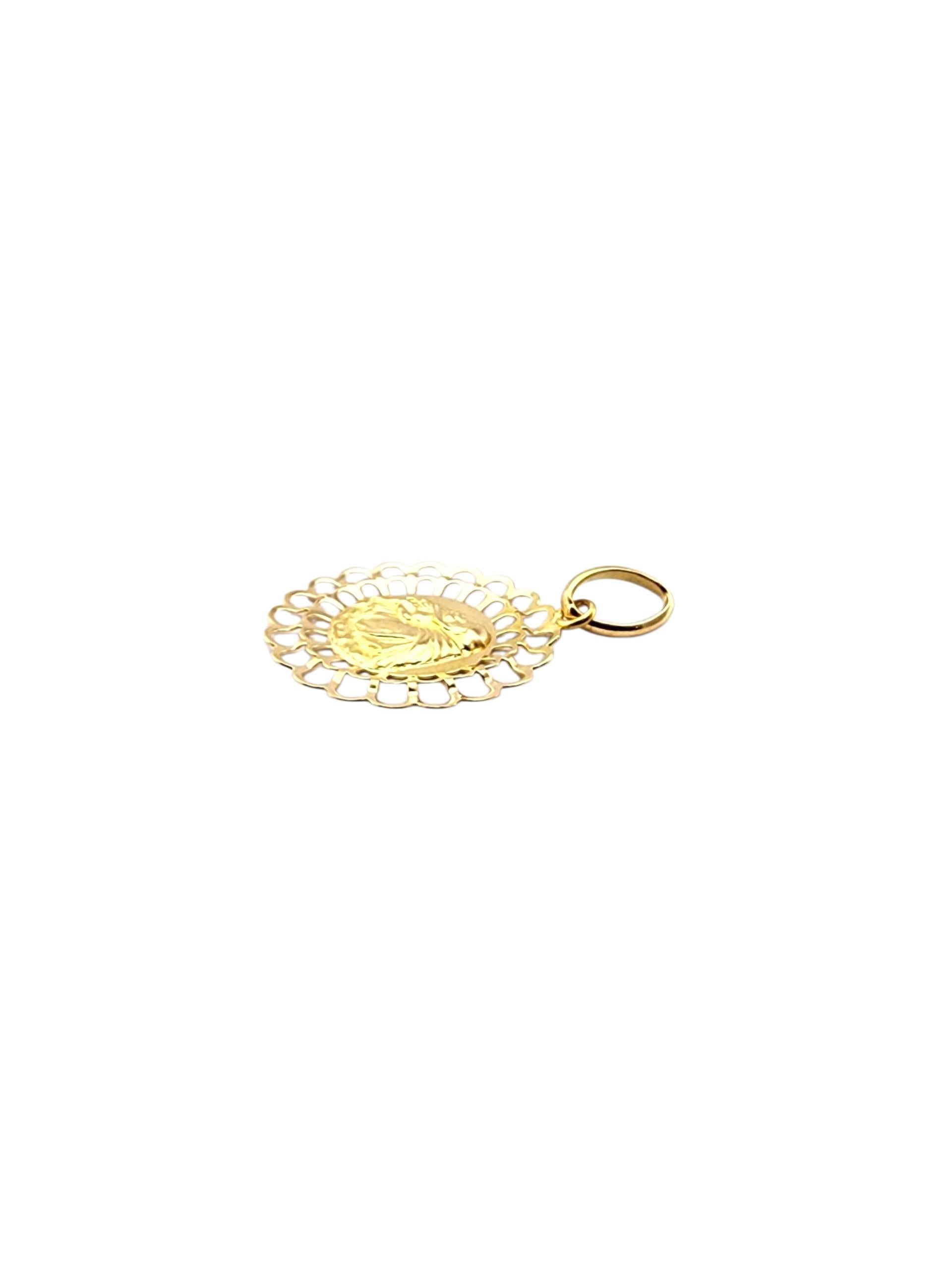 Ciondolo di Sant'Antonio in oro giallo 18 carati.

Questo ciondolo di Sant'Antonio in oro giallo 18 carati presenta una finitura lucida e un design dettagliato. Un gioiello di fede significativo, perfetto da indossare su una catena o da aggiungere a