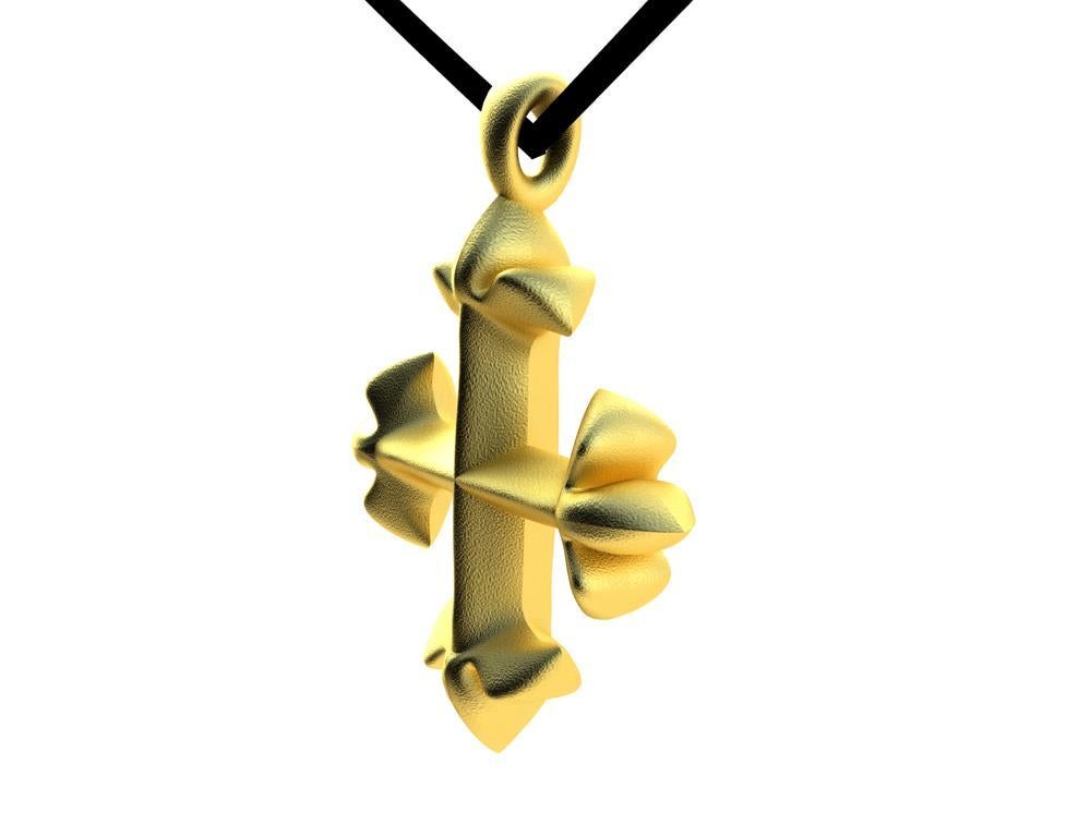 collier pendentif St. Mary's Fleur De Lis en or jaune 18 carats, d'après leur vitrail. Le lys royal stylisé composé de 3 pétales  est connu des anciennes royautés d'armes de France. Dans les écritures, le lys symbolise la pureté et la chasteté. Il 
