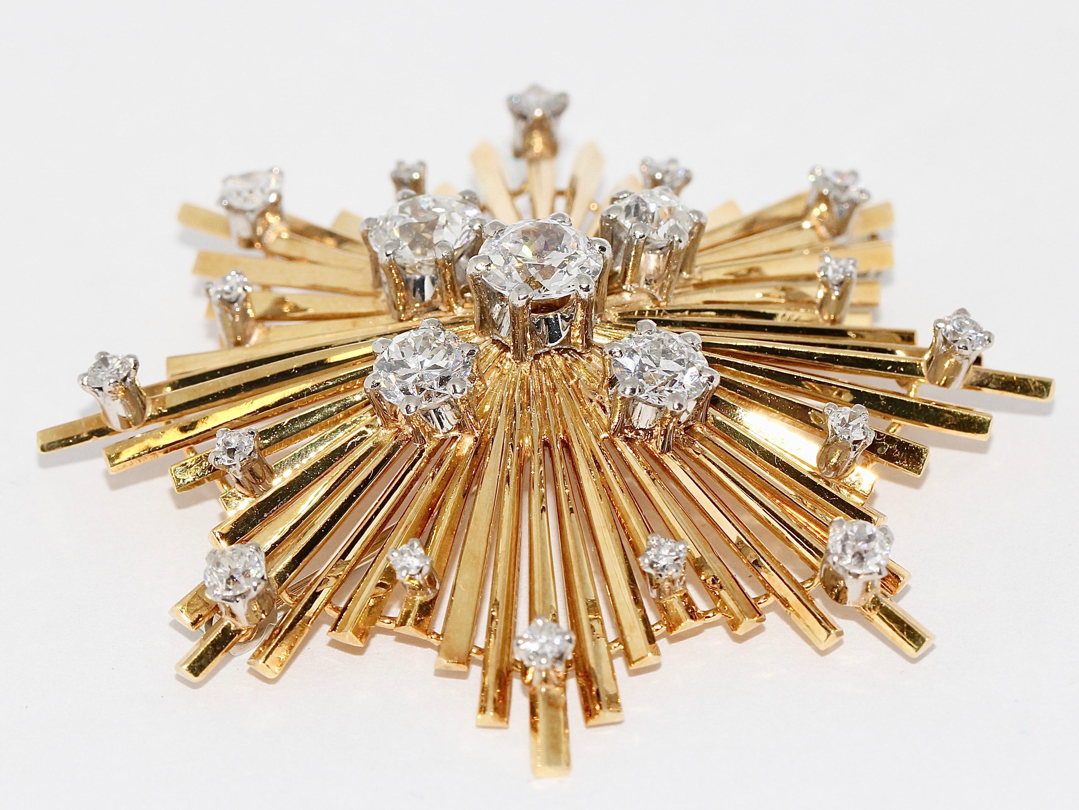 18 Karat Gold Brooch with Diamonds.

Enchanting gold brooch, set with many old cut diamonds.
The five large, central diamonds each have a size of approx.:

0.23 carat
0.33 carat
0.35 carat
0.6 carat
0.7 carat

The diamonds have a natural white color