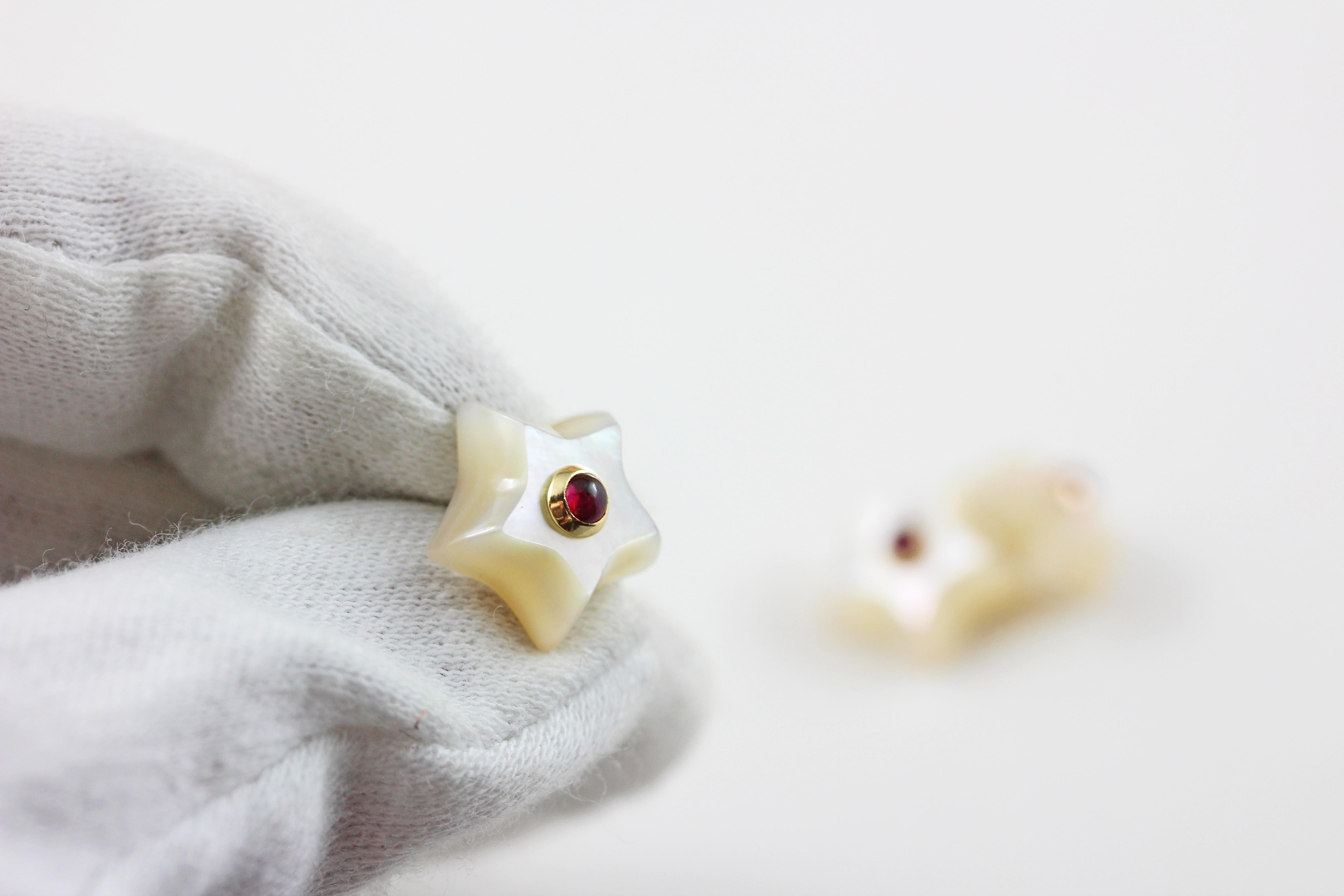 Cabochon Gemelli in oro giallo 18 carati con stella di madreperla e rubino cabochon in vendita