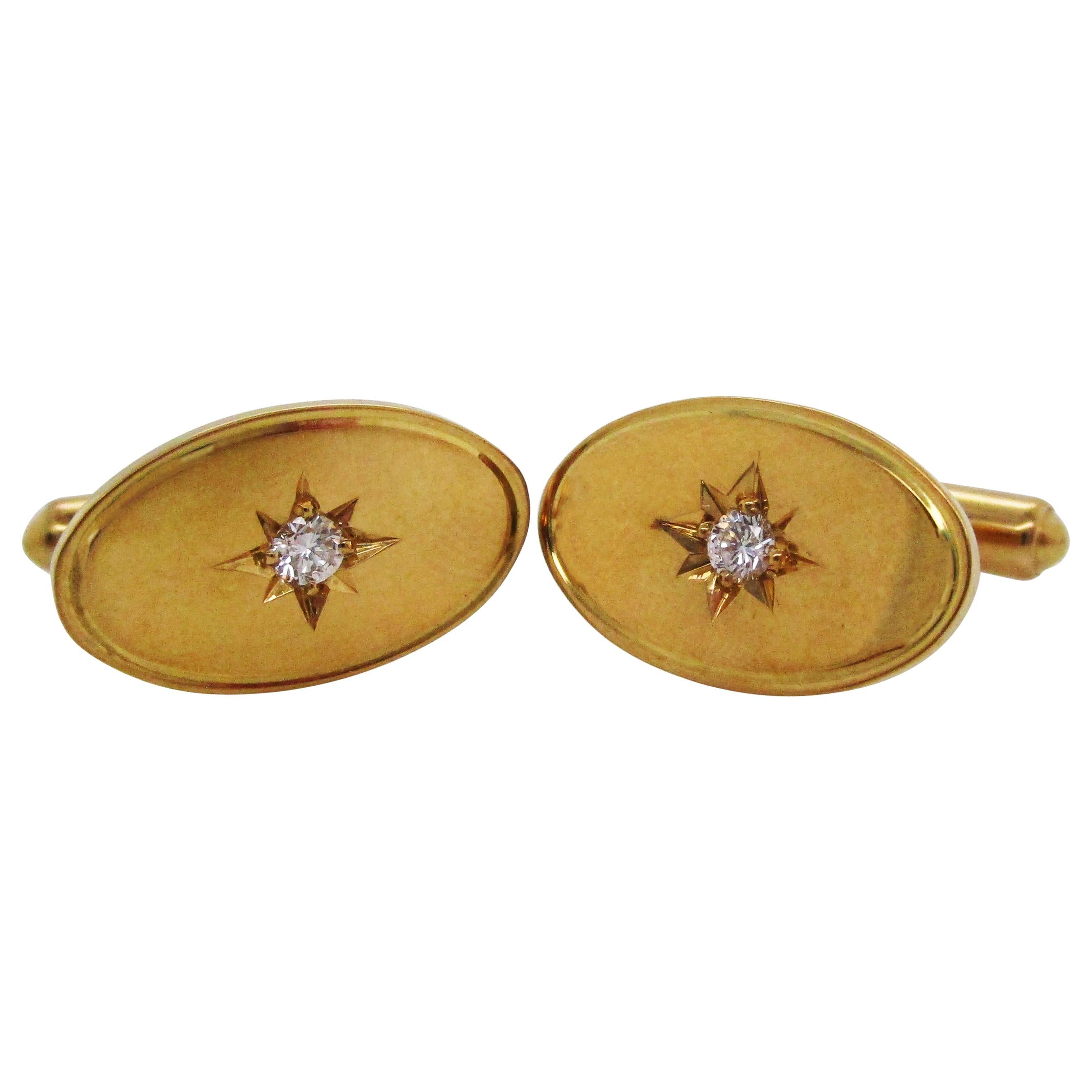 Boutons de manchette ovales en or jaune 18 carats avec étoile sertie de diamants