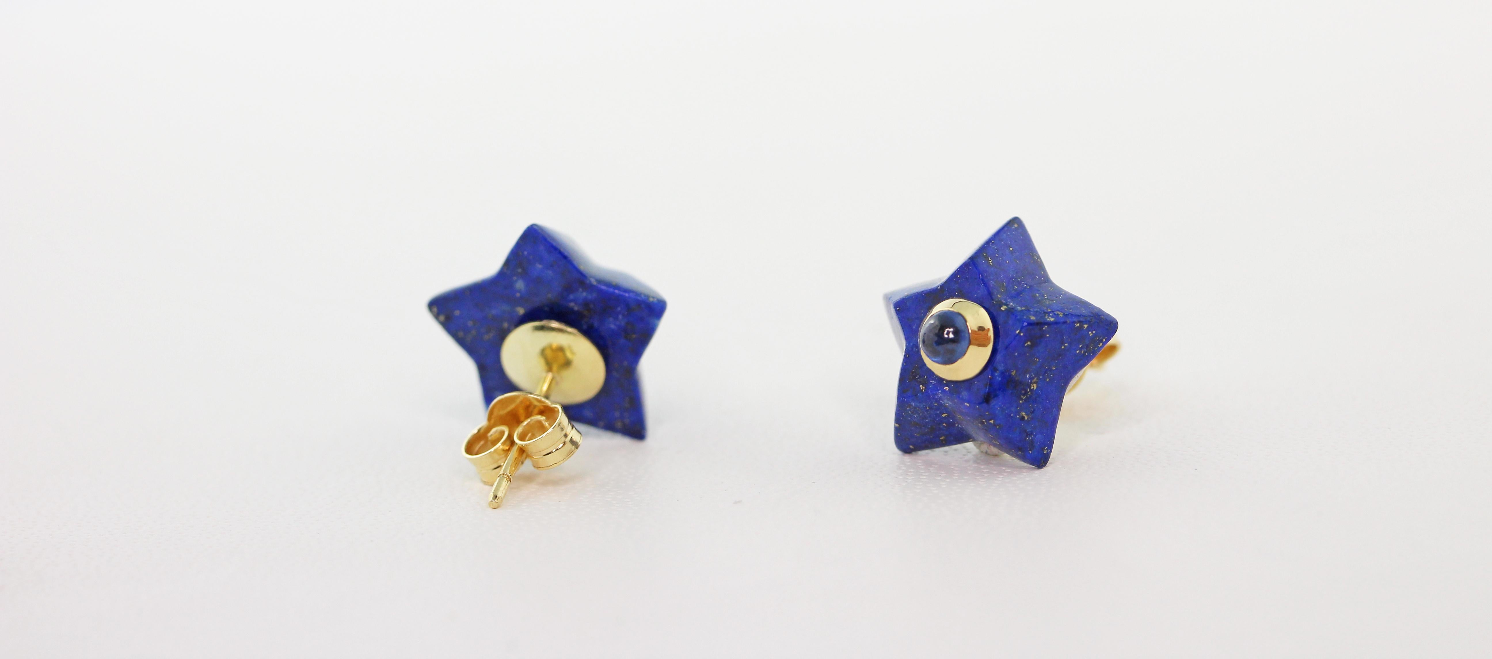 Cette charmante paire de boucles d'oreilles est entièrement sculptée à la main et réalisée en lapis-lazuli, en forme d'étoiles et ornée au centre de saphir cabochon. 
La monture est en or jaune 18 carats. 

Dimensions :
                    1.4 x 1,4