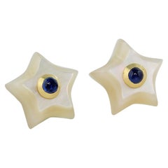 Ohrstecker aus 18 Karat Gelbgold mit Sternen, Perlmutt und Saphiren