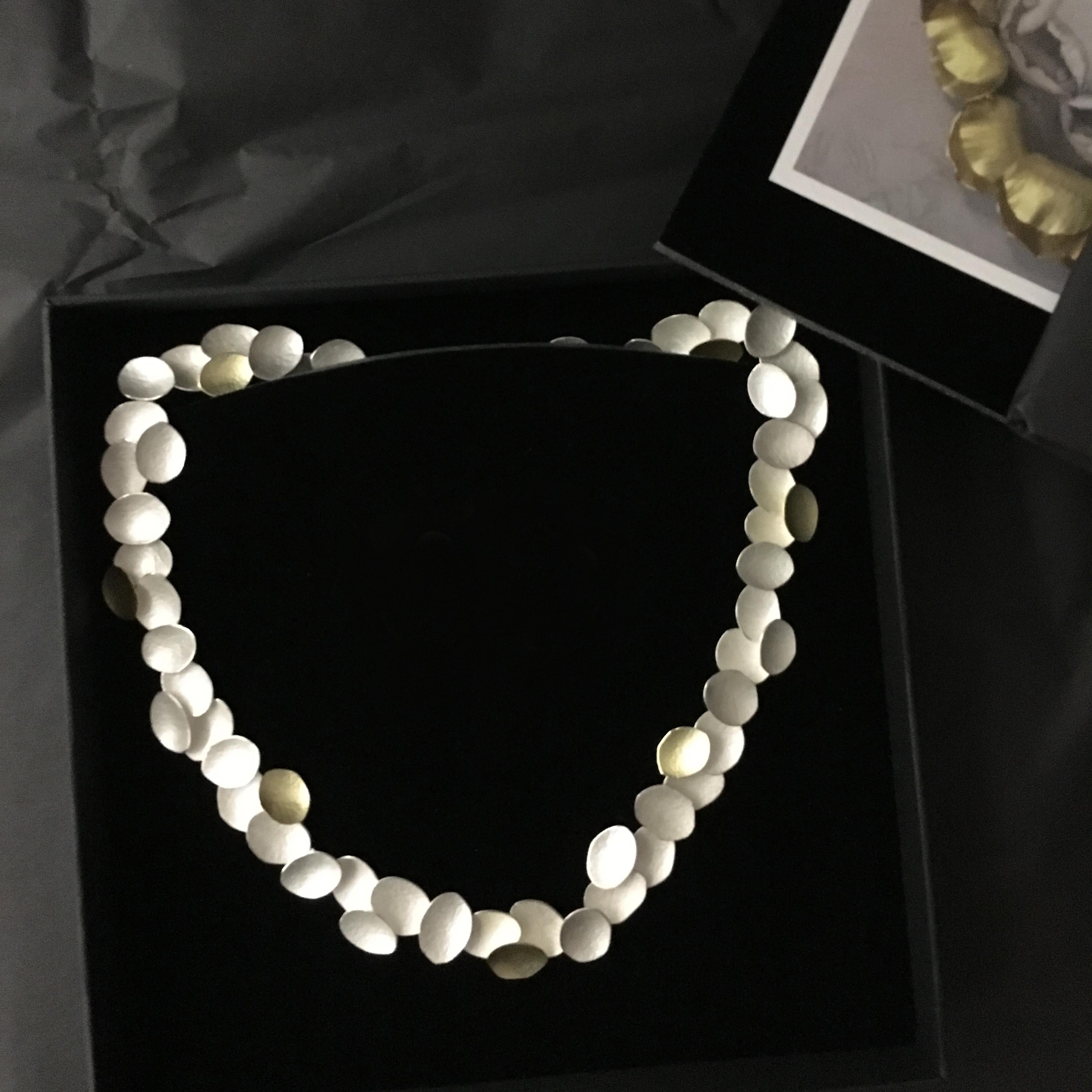 18 Karat Yellow Gold Sterling Silver Combination Petal Disc Choker Necklace In New Condition For Sale In Canterbury, Kent