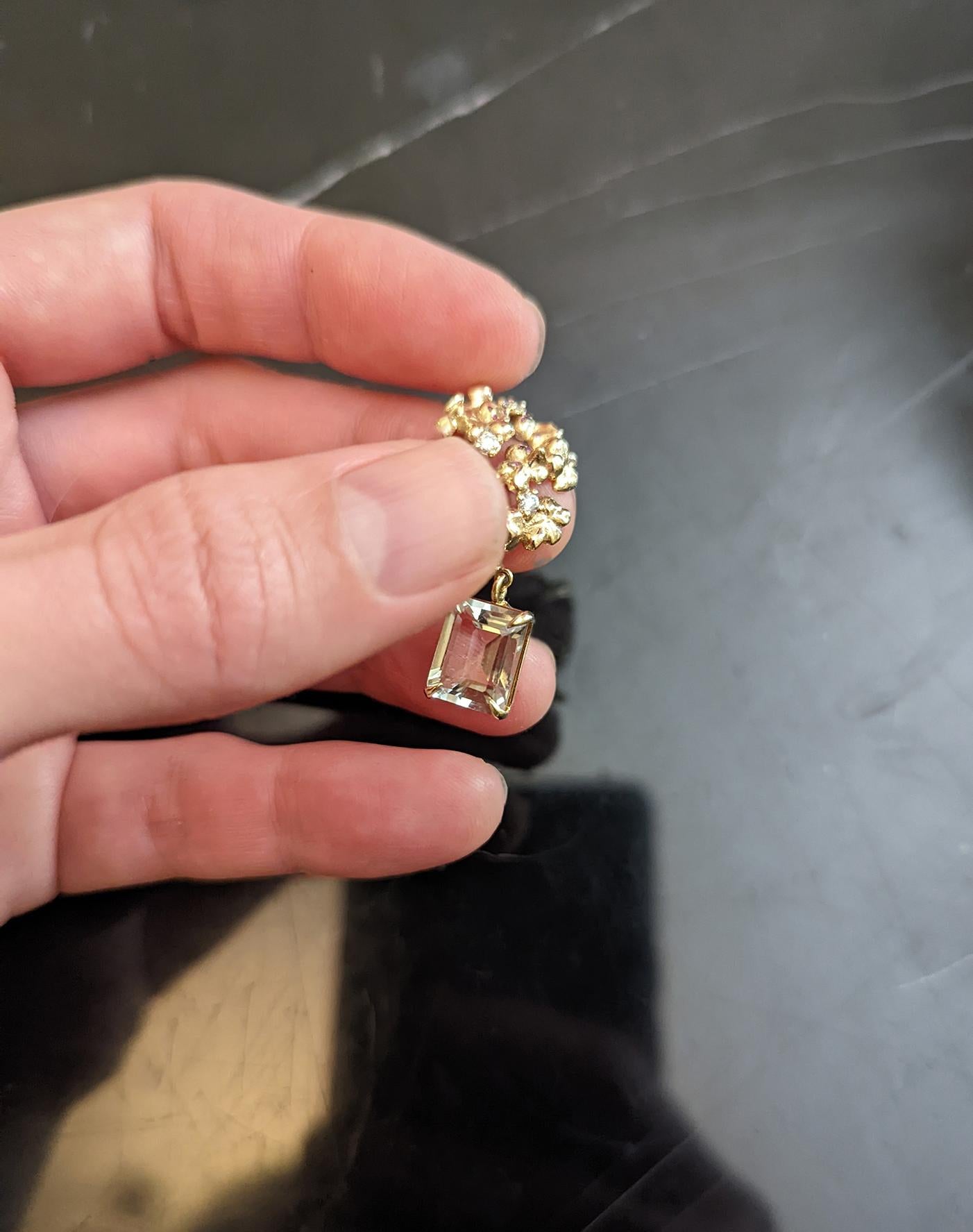 Eighteen Karat Yellow Gold Stud Earrings with Diamonds and Sapphires In New Condition For Sale In Berlin, DE