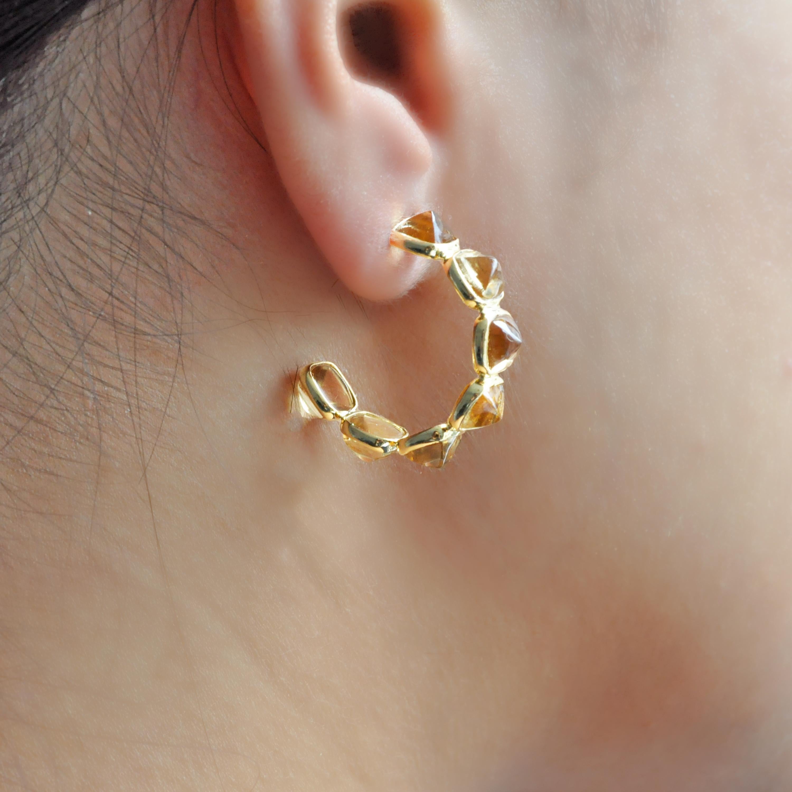 Contemporain Créoles en or jaune 18 carats avec citrine taille pain de sucre sertie sur le chaton en vente