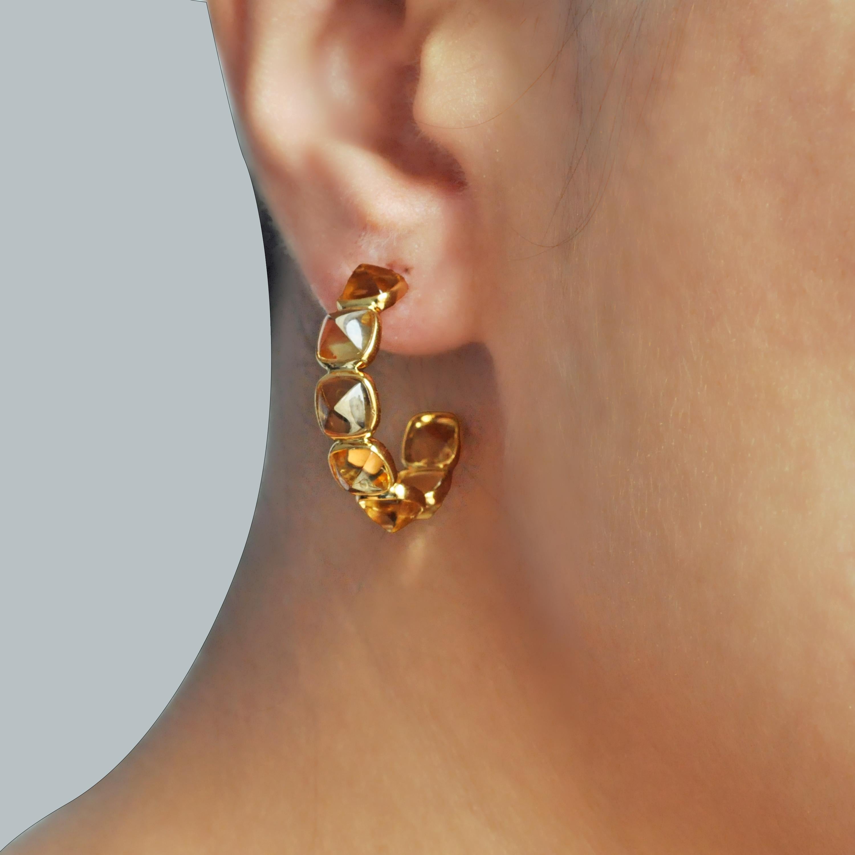 Taille cabochon « sugarloaf » Créoles en or jaune 18 carats avec citrine taille pain de sucre sertie sur le chaton en vente