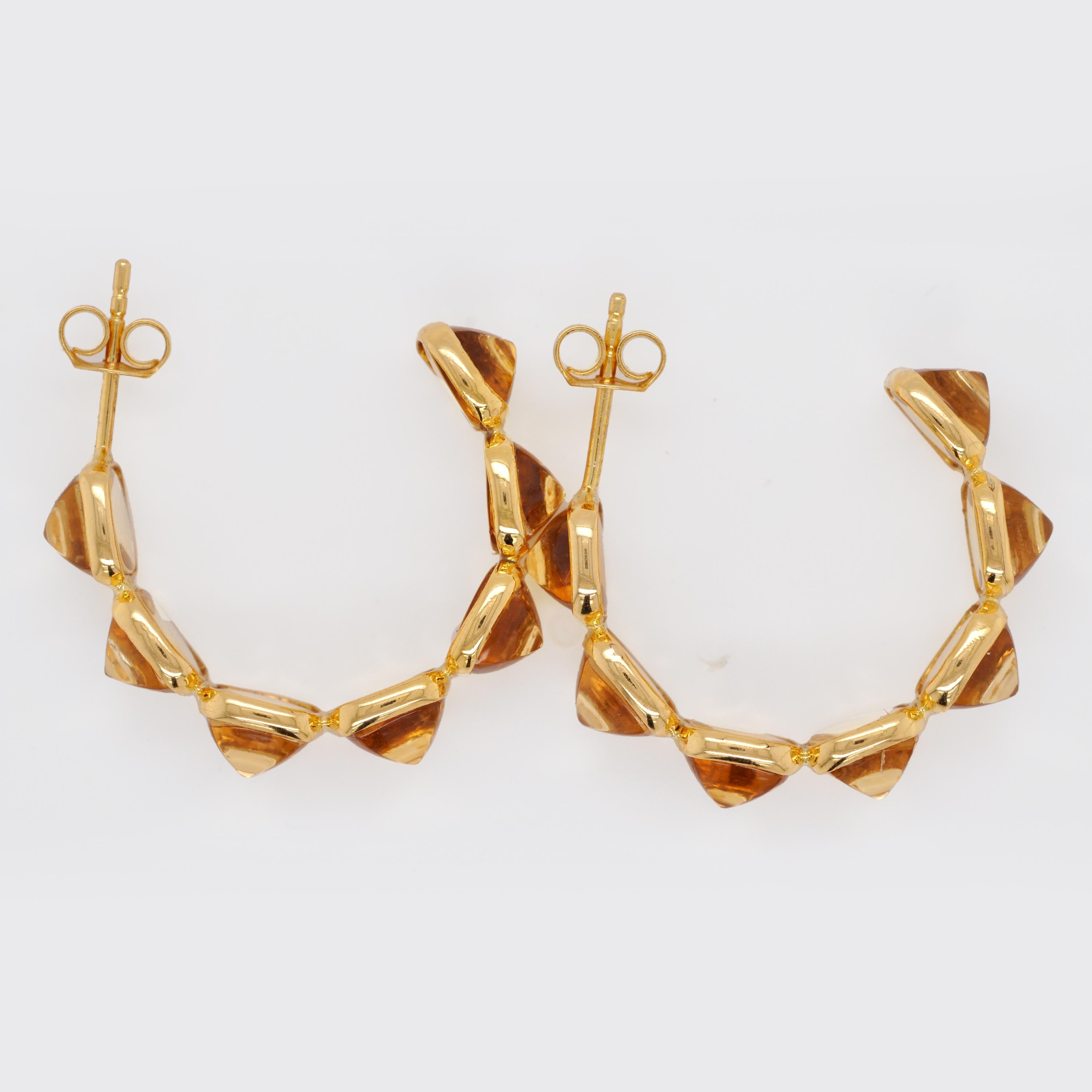 Créoles en or jaune 18 carats avec citrine taille pain de sucre sertie sur le chaton Neuf - En vente à Jaipur, Rajasthan