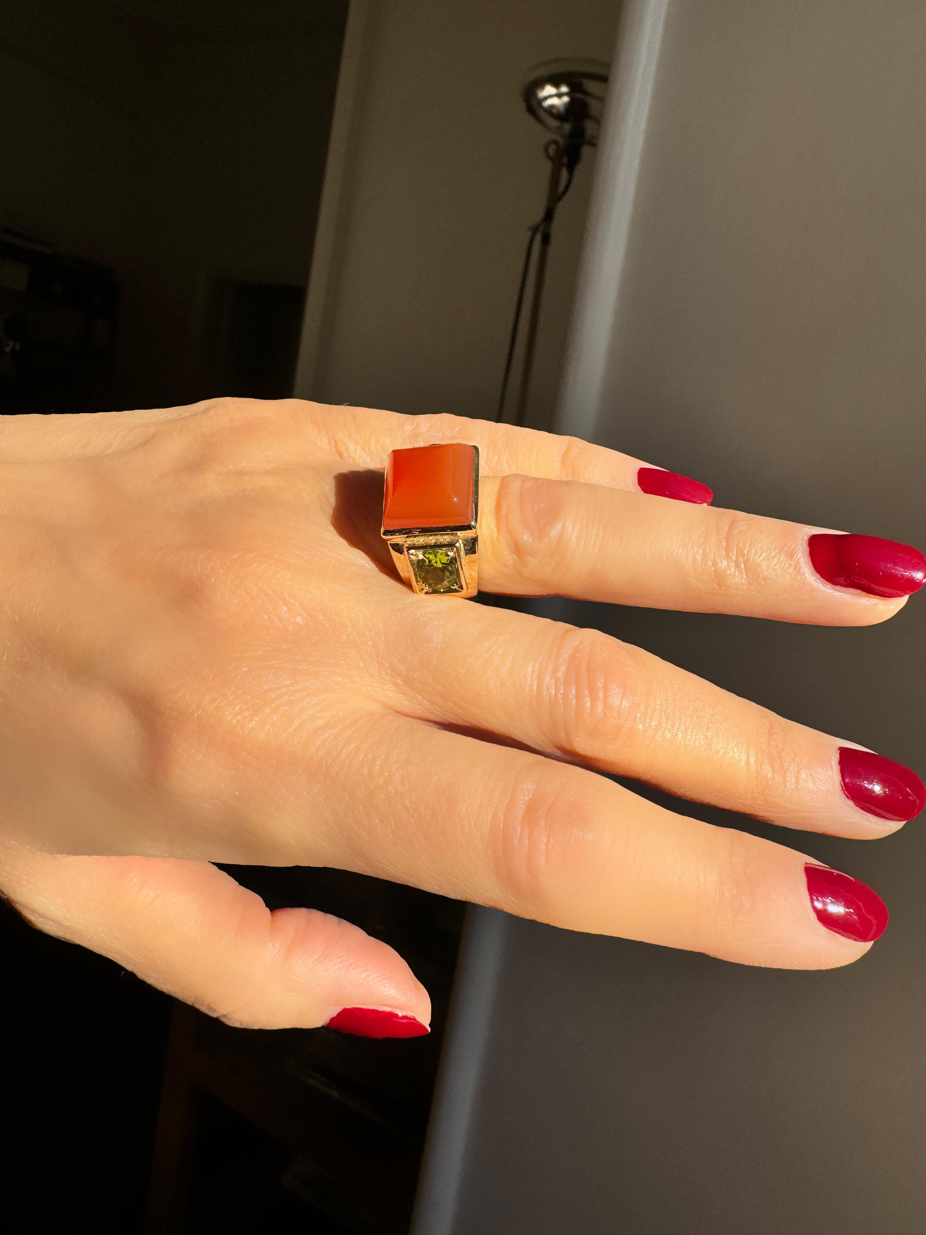 18 Karat Yellow Gold Sugarloaf Cabochon Carnelian Peridots Cocktail Ring For Sale 6
