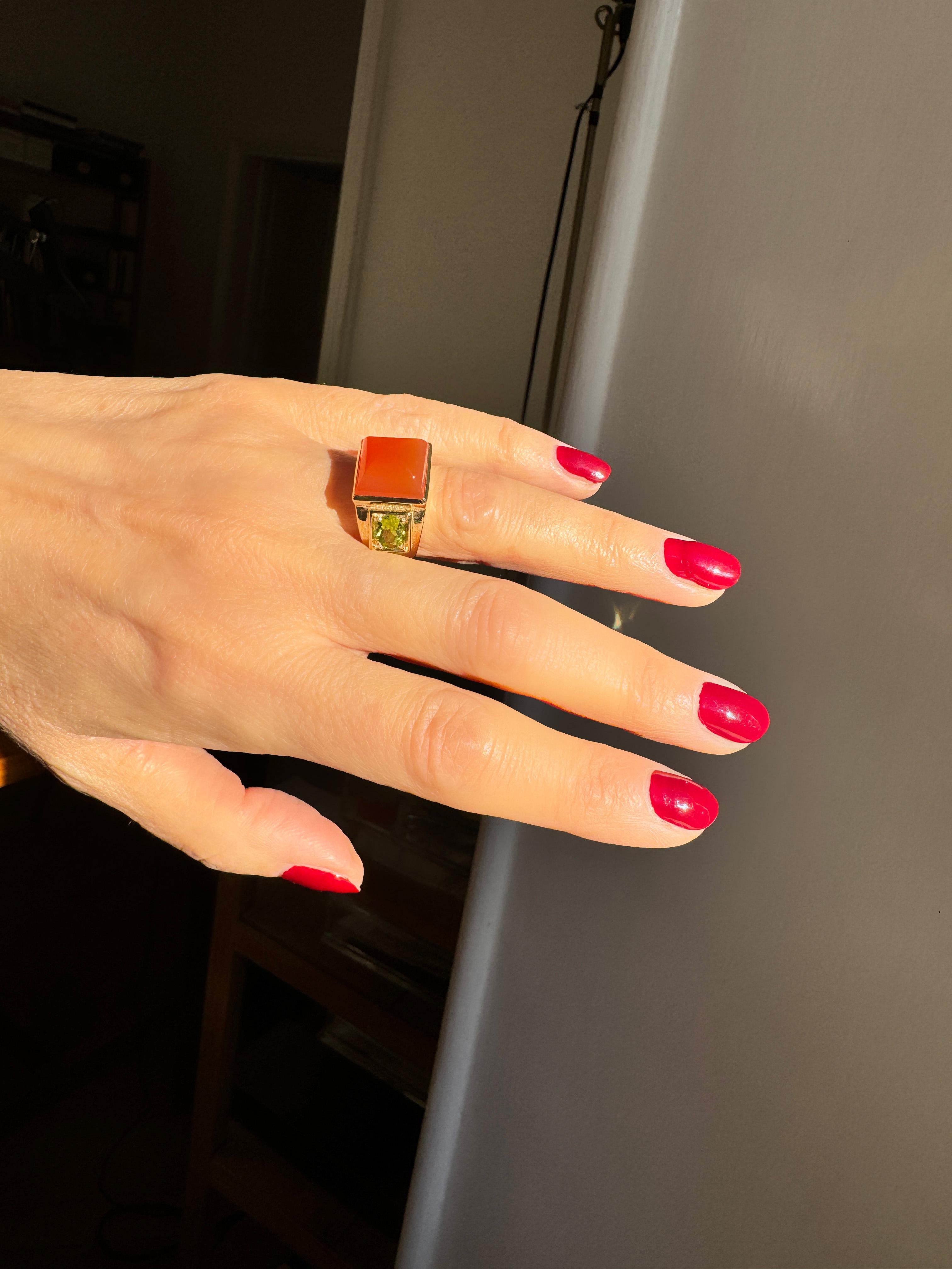 18 Karat Yellow Gold Sugarloaf Cabochon Carnelian Peridots Cocktail Ring For Sale 7